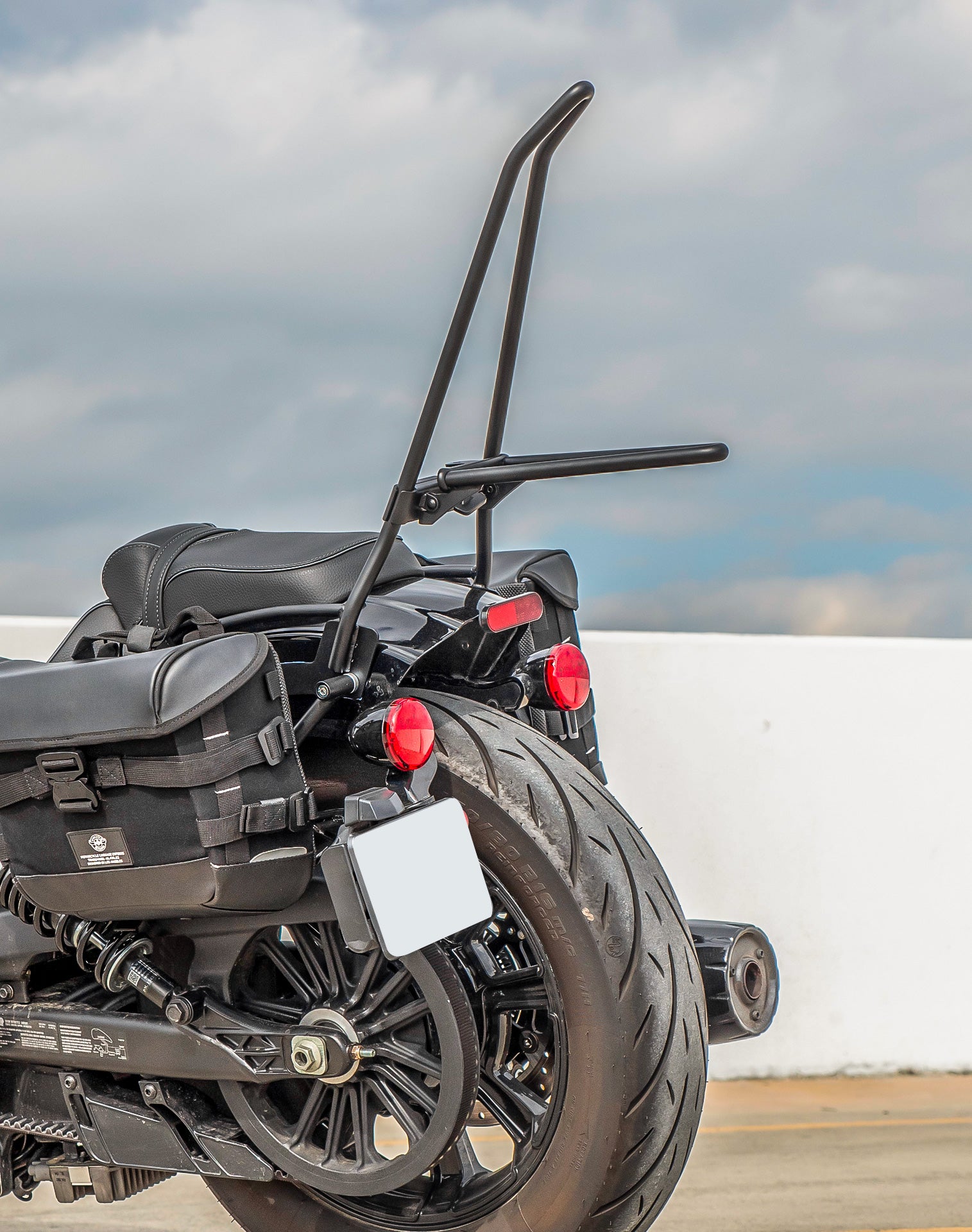 Iron Born Blade 25" Sissy bar with Foldable Luggage Rack para 2025+ Indian Scout Sixty Bobber Matte Black