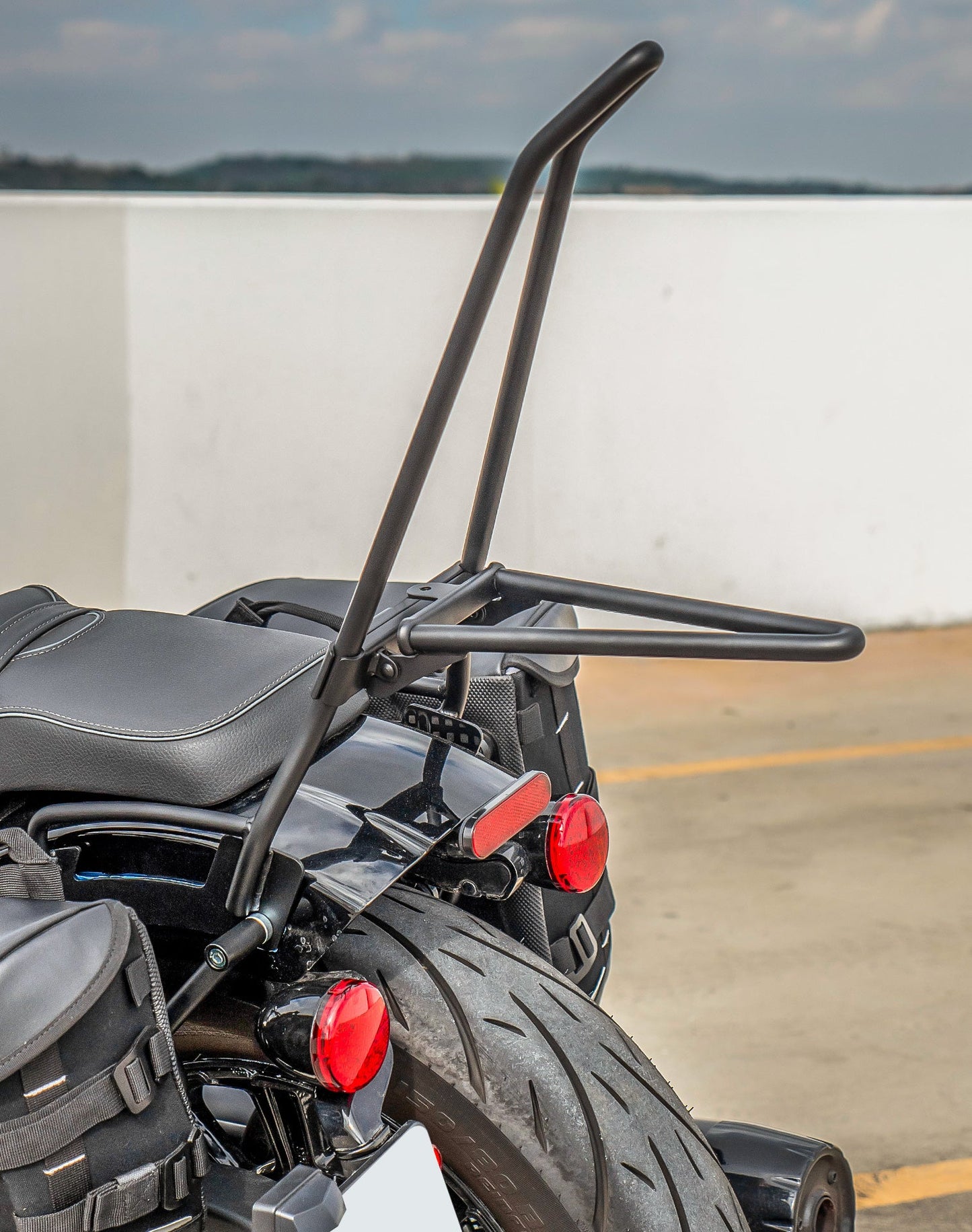 Iron Born Blade 25" Sissy bar with Foldable Luggage Rack para 2025+ Indian 101 Scout Matte Black