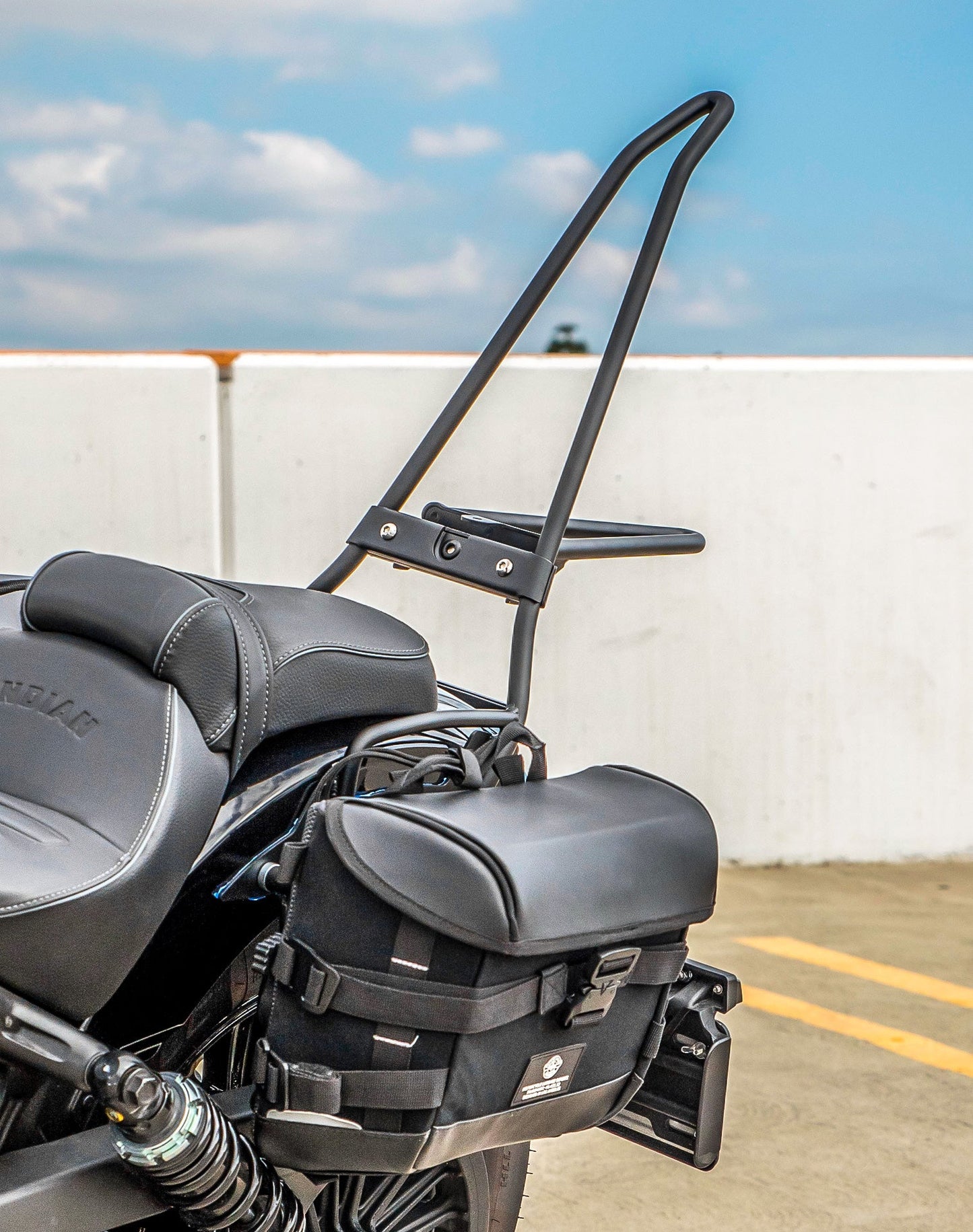 Iron Born Blade 25" Sissy bar with Foldable Luggage Rack para 2025+ Indian Sport Scout Matte Black