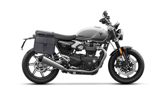 20L - Outlaw Quick-Mount Small Triumph Speed Twin 1200 Leather Wrapped Hard Alforjas
