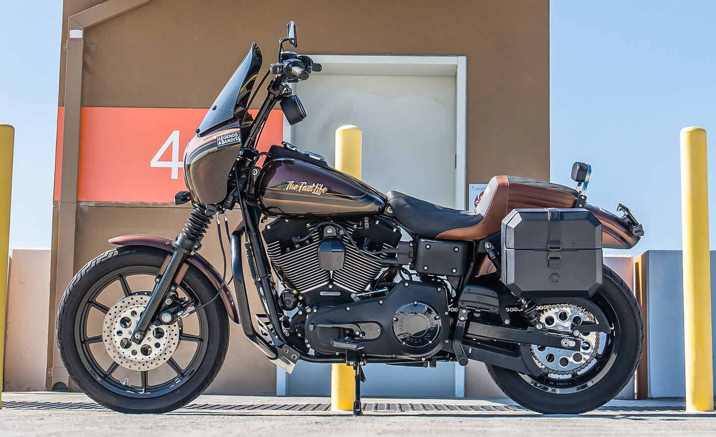 20L - Outlaw Quick-Mount Small Leather Wrapped Hard Alforjas para Harley Dyna Super Glide Custom FXDC/I
