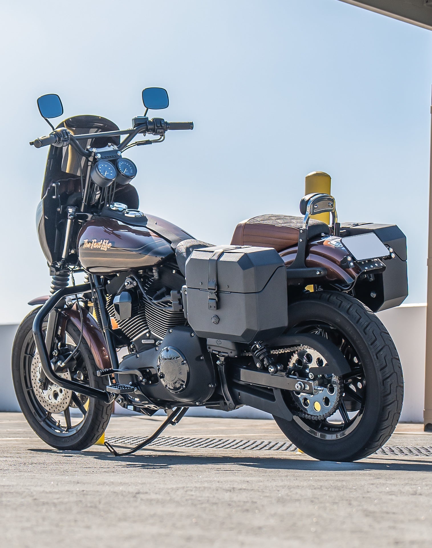 20L - Outlaw Quick-Mount Small Leather Wrapped Hard Alforjas para Harley Dyna Super Glide Custom FXDC/I