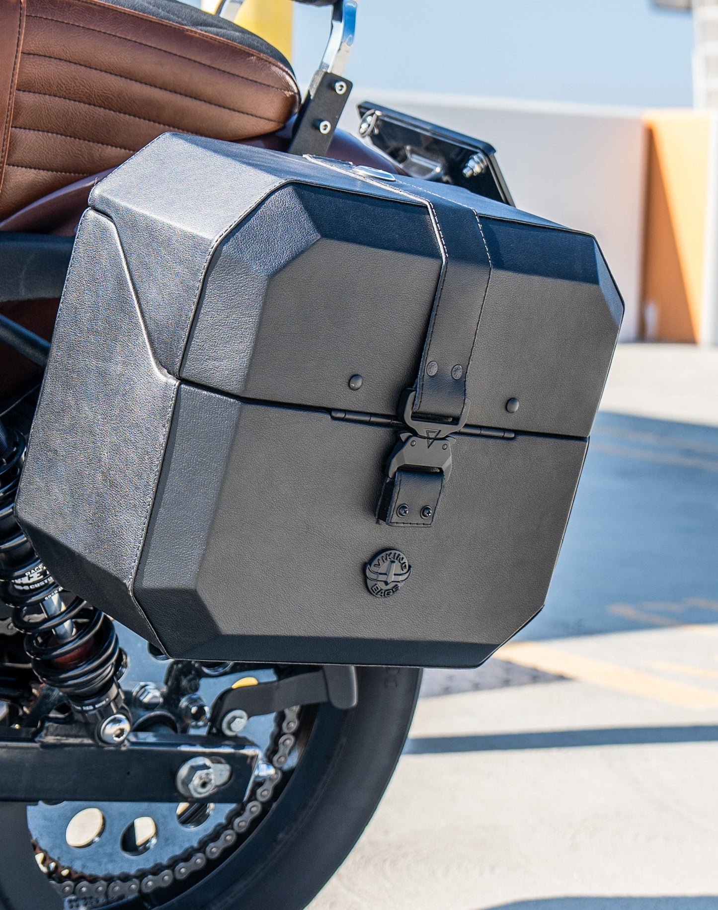 20L - Outlaw Quick-Mount Small Leather Wrapped Hard Alforjas para Harley Dyna Super Glide Custom FXDC/I