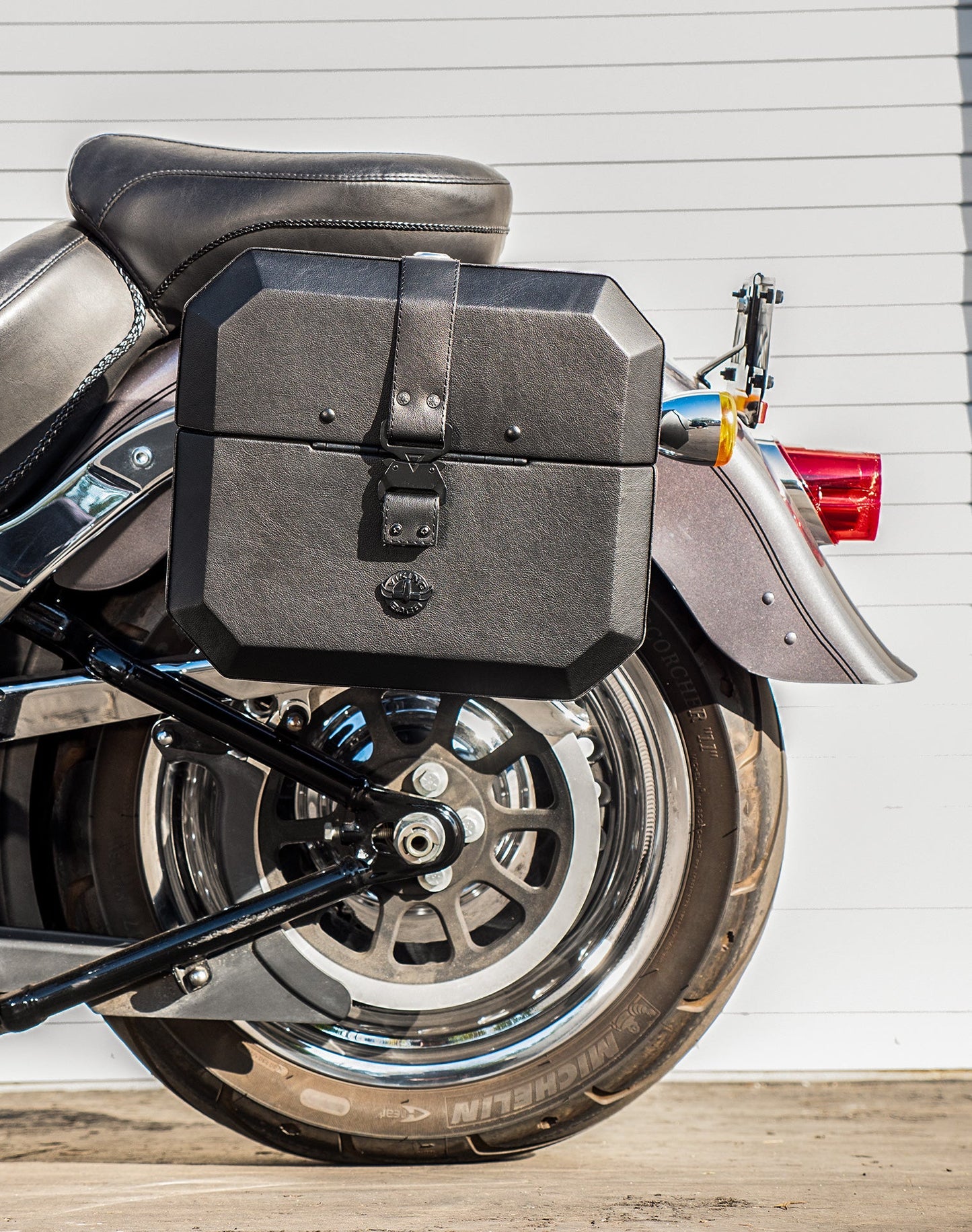 20L - Outlaw Quick-Mount Small Leather Wrapped Hard Alforjas para Harley Softail Fat Boy Lo FLSTFB