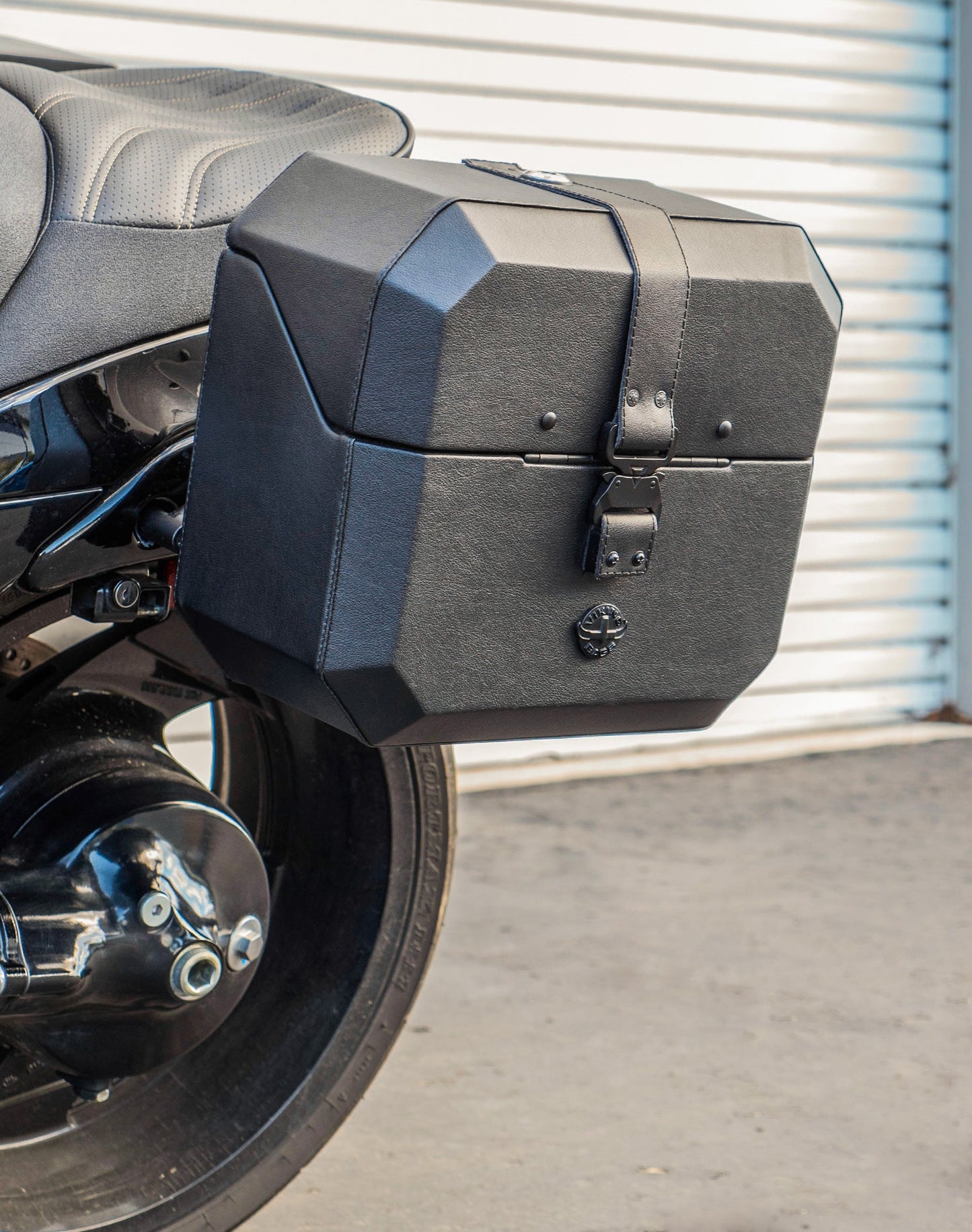 20L - Outlaw Quick-Mount Small Suzuki Boulevard M109 VZR1800 Leather Wrapped Hard Alforjas