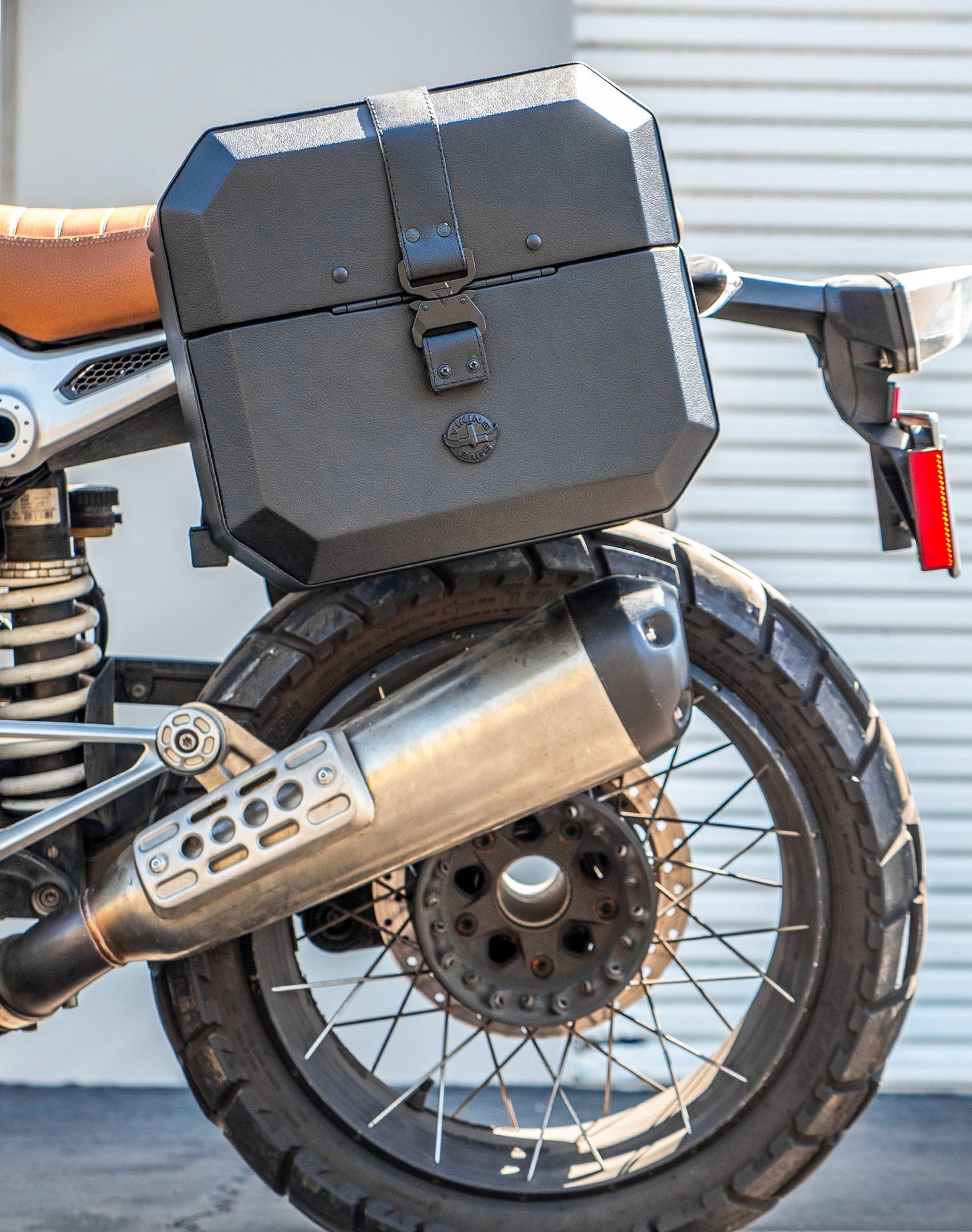 20L - Outlaw Quick-Mount Small BMW R nineT Pure/Racer/GS Leather Wrapped Hard Alforjas