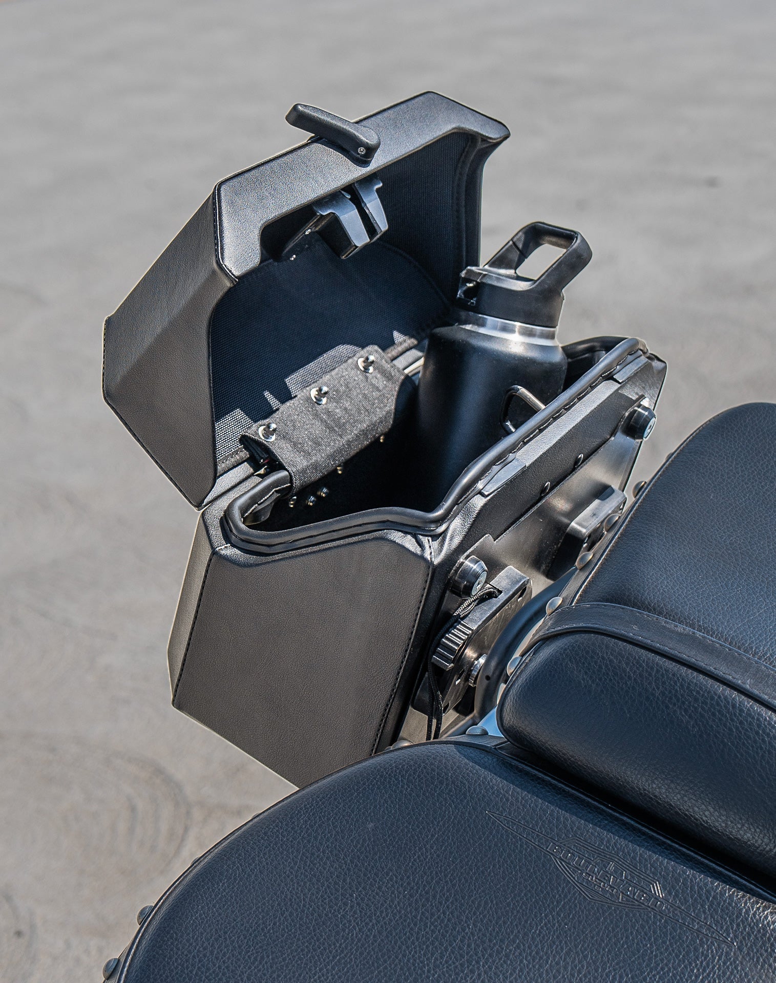 20L - Outlaw Quick-Mount Small Suzuki Boulevard C50 VL800 Leather Wrapped Hard Alforjas