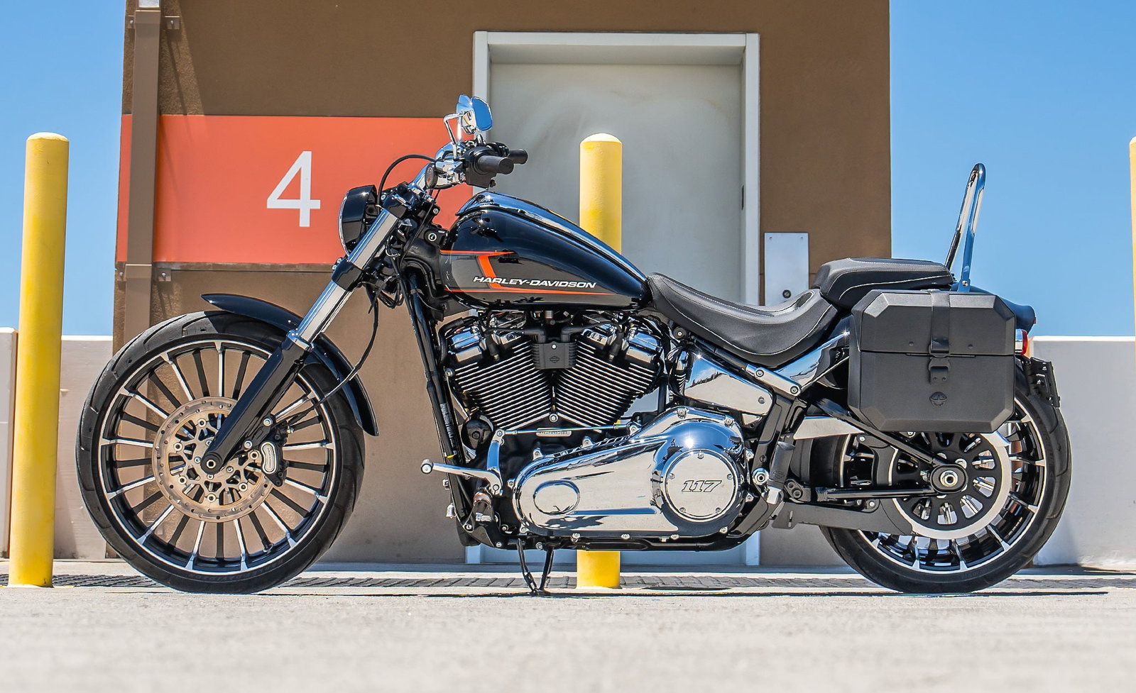 20L - Outlaw Quick-Mount Small Harley Softail Breakout FXBR/S Leather Wrapped Hard Alforjas