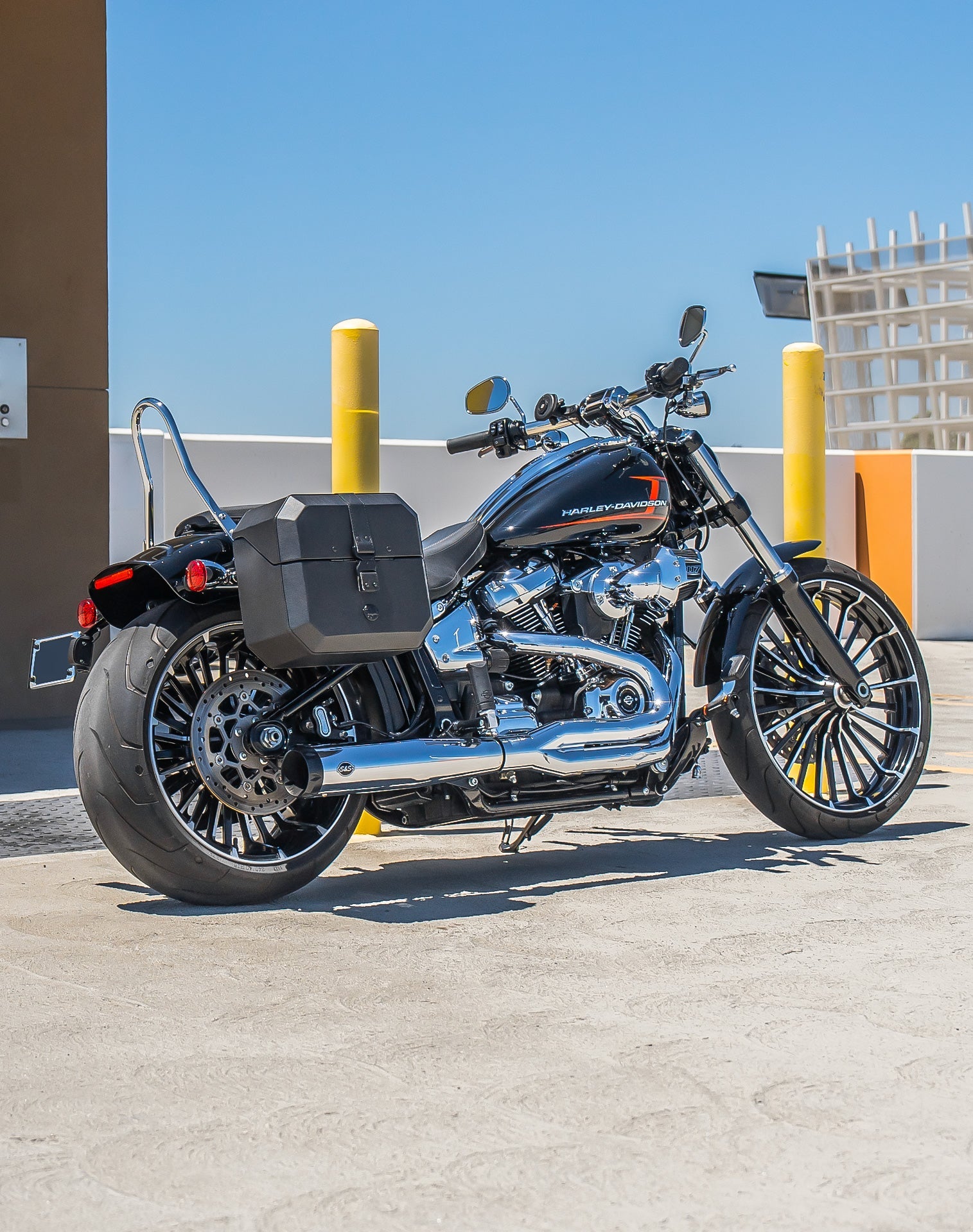 20L - Outlaw Quick-Mount Small Harley Softail Breakout FXBR/S Leather Wrapped Hard Alforjas