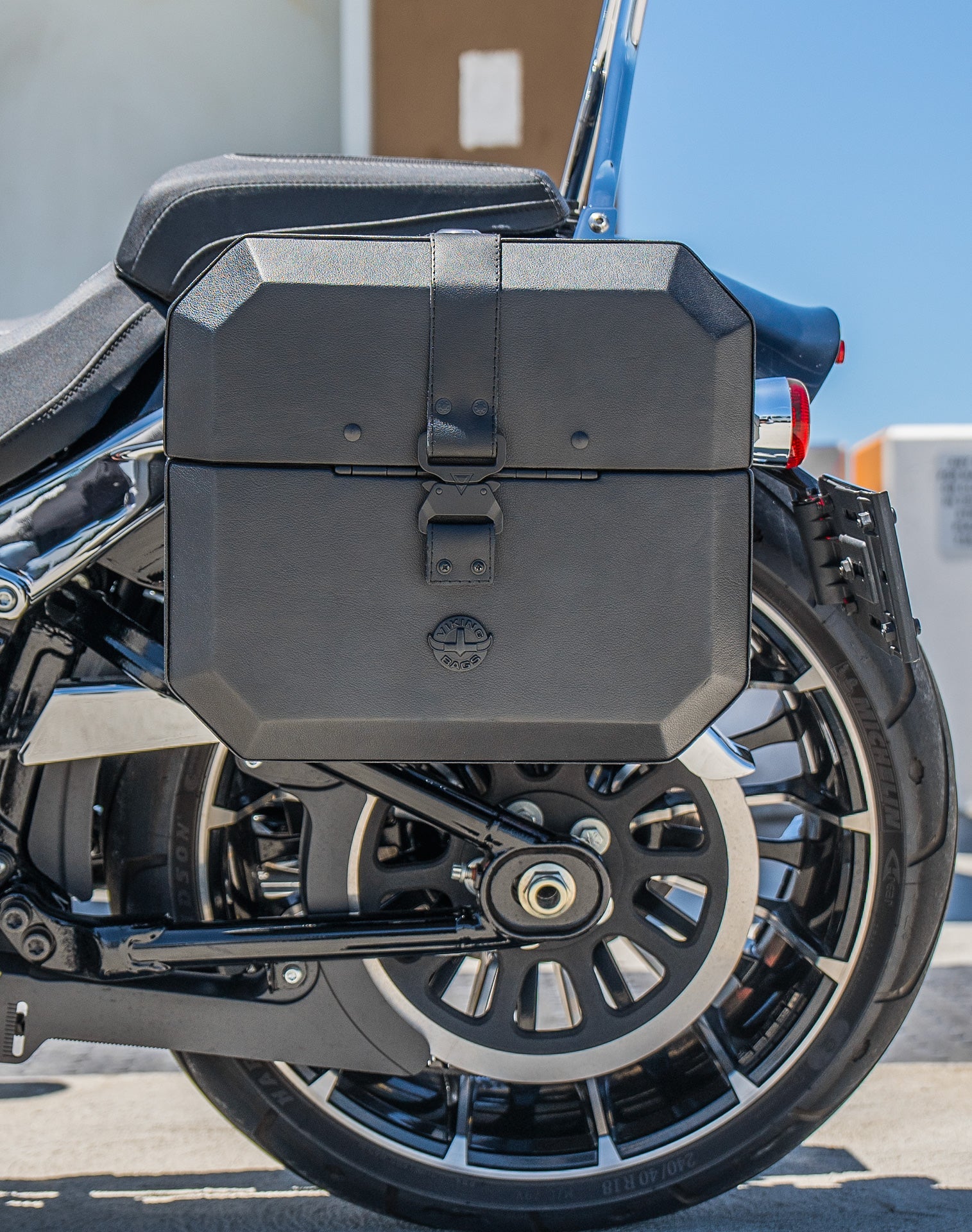 20L - Outlaw Quick-Mount Small Harley Softail Breakout FXBR/S Leather Wrapped Hard Alforjas