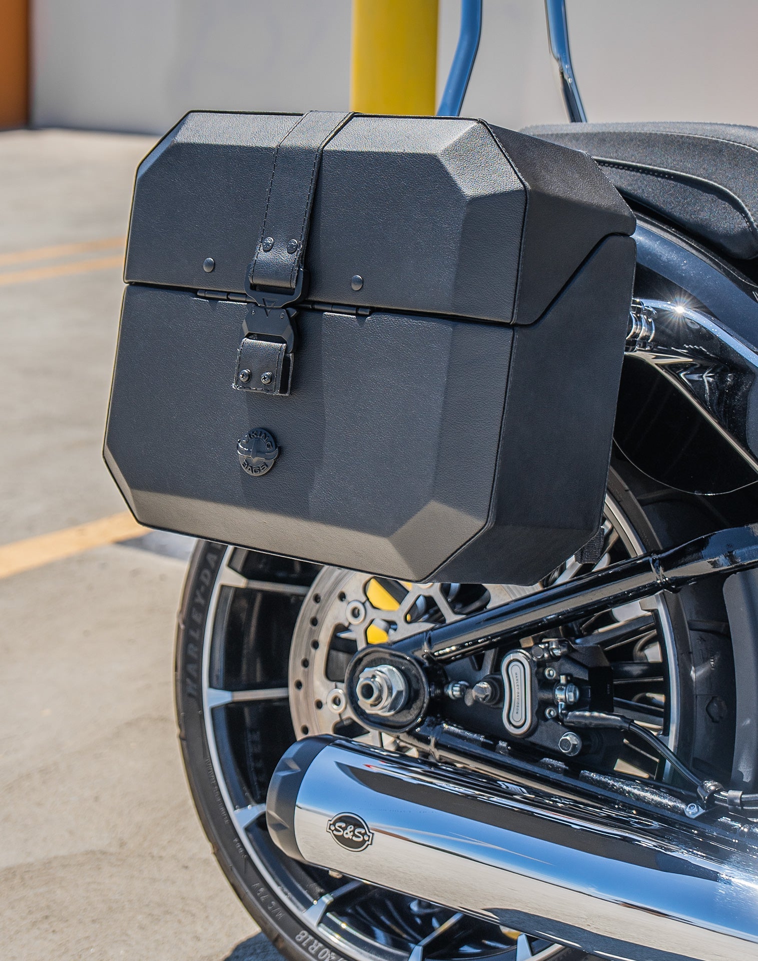 20L - Outlaw Quick-Mount Small Harley Softail Breakout FXBR/S Leather Wrapped Hard Alforjas