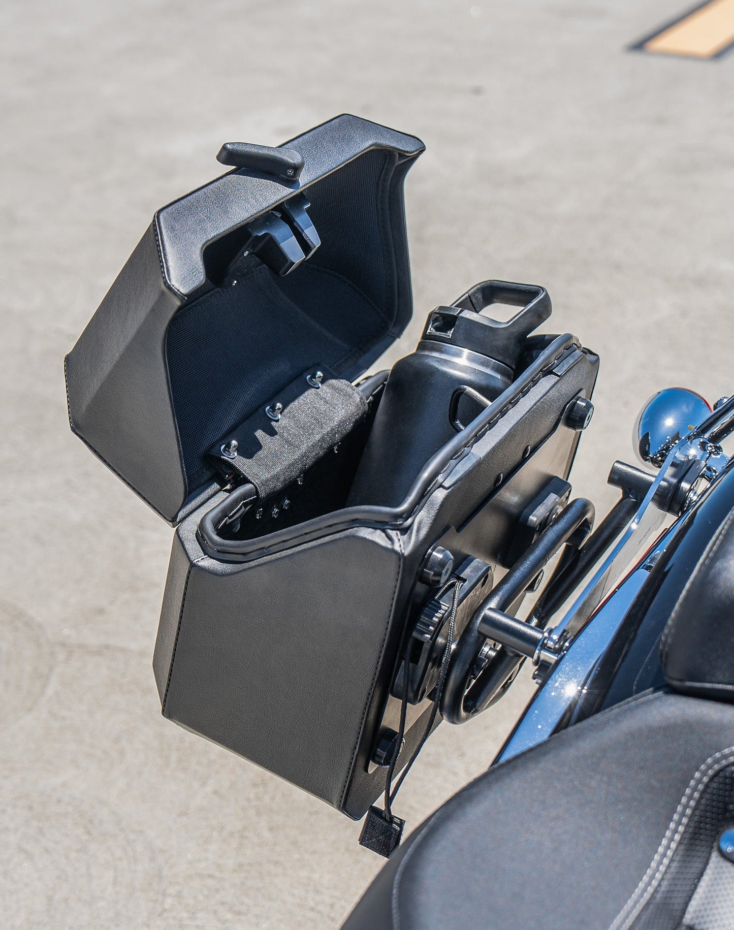 20L - Outlaw Quick-Mount Small Harley Softail Breakout FXBR/S Leather Wrapped Hard Alforjas