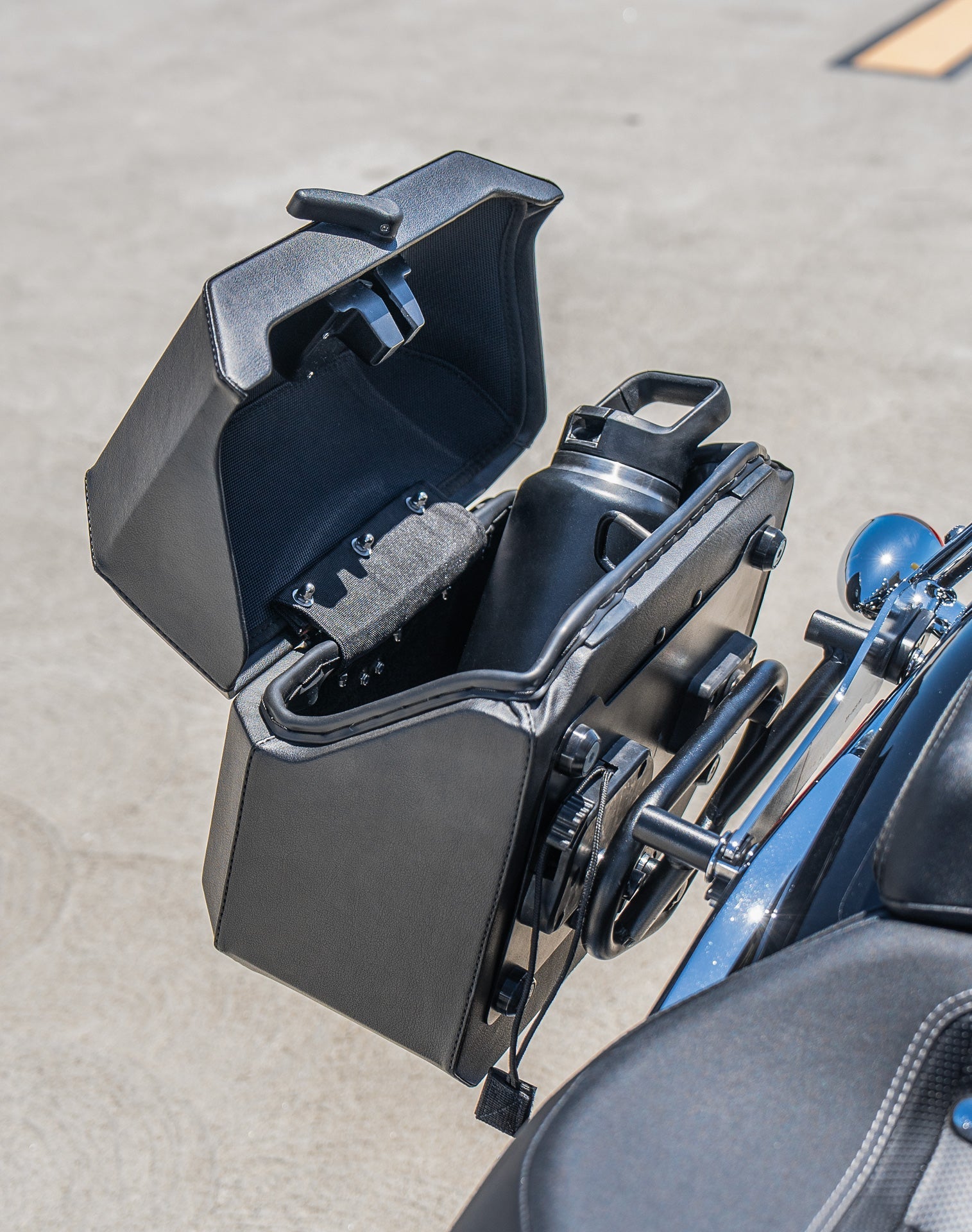 20L - Outlaw Quick-Mount Small Harley Softail Breakout FXBR/S Leather Wrapped Hard Alforjas