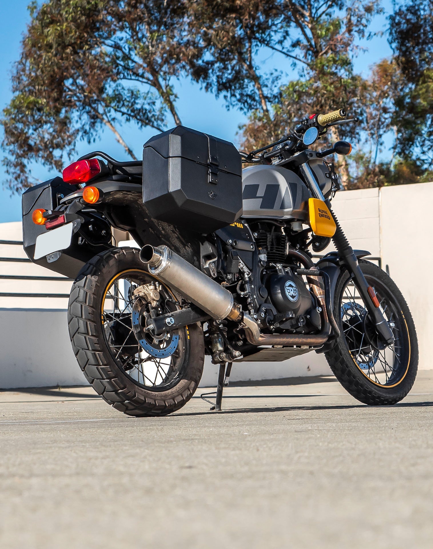 20L - Outlaw Quick-Mount Small Royal Enfield Scram 411 Leather Wrapped Hard Alforjas