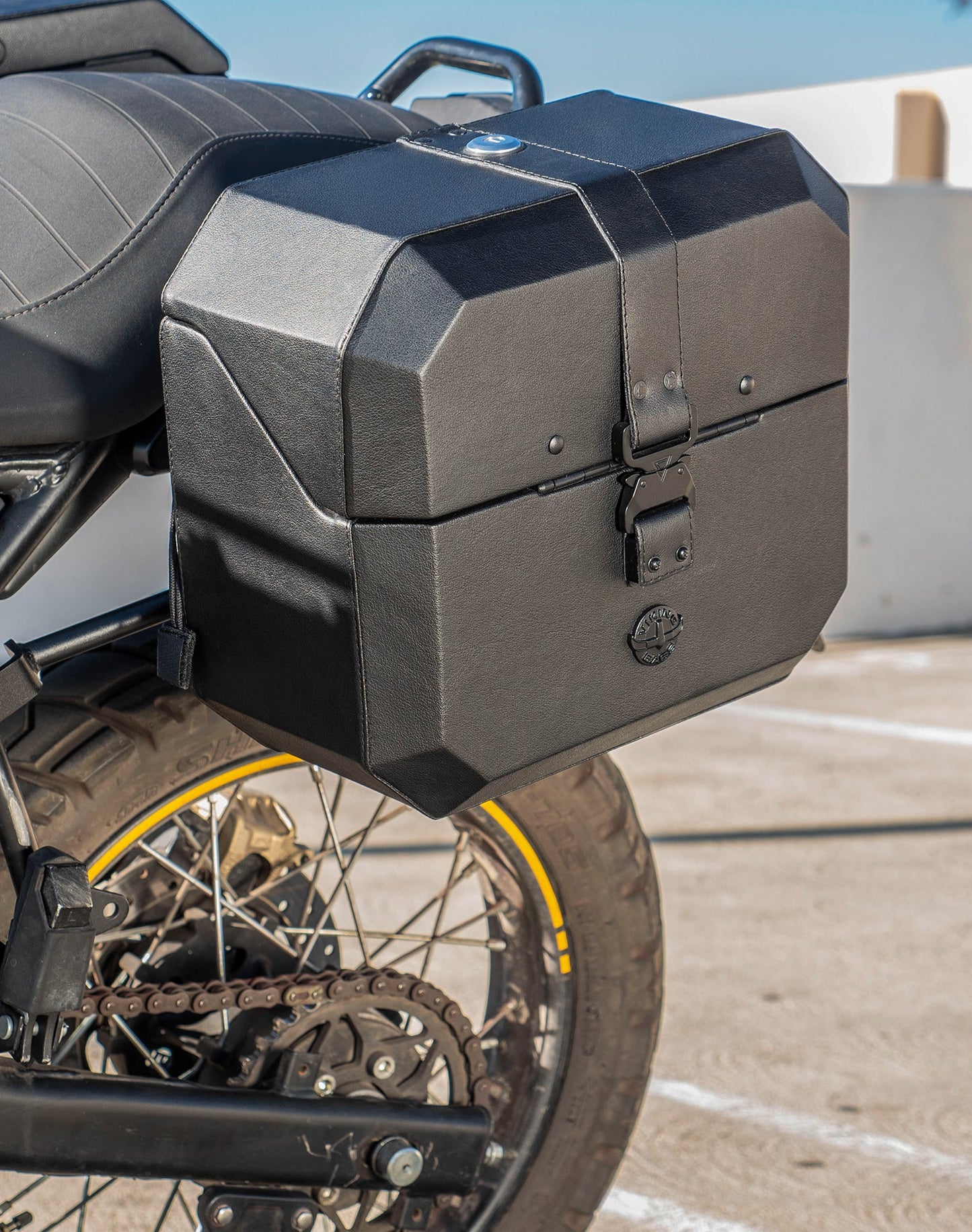 20L - Outlaw Quick-Mount Small Royal Enfield Scram 411 Leather Wrapped Hard Alforjas