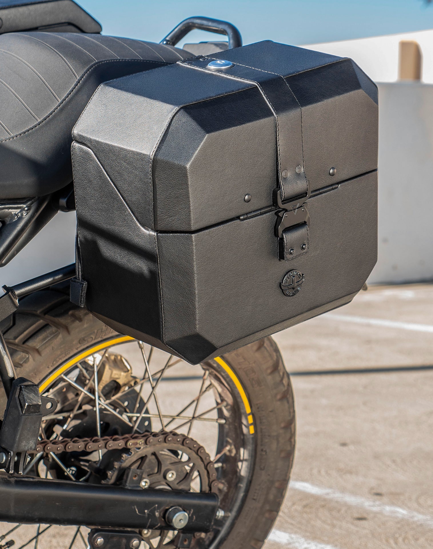 20L - Outlaw Quick-Mount Small Royal Enfield Scram 411 Leather Wrapped Hard Alforjas