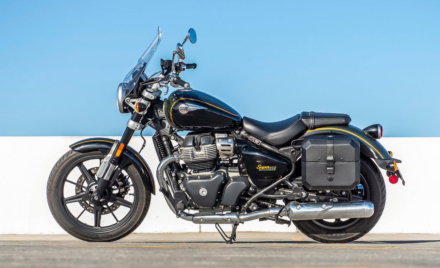 20L - Outlaw Quick-Mount Small Royal Enfield Super Meteor 650 Leather Wrapped Hard Alforjas