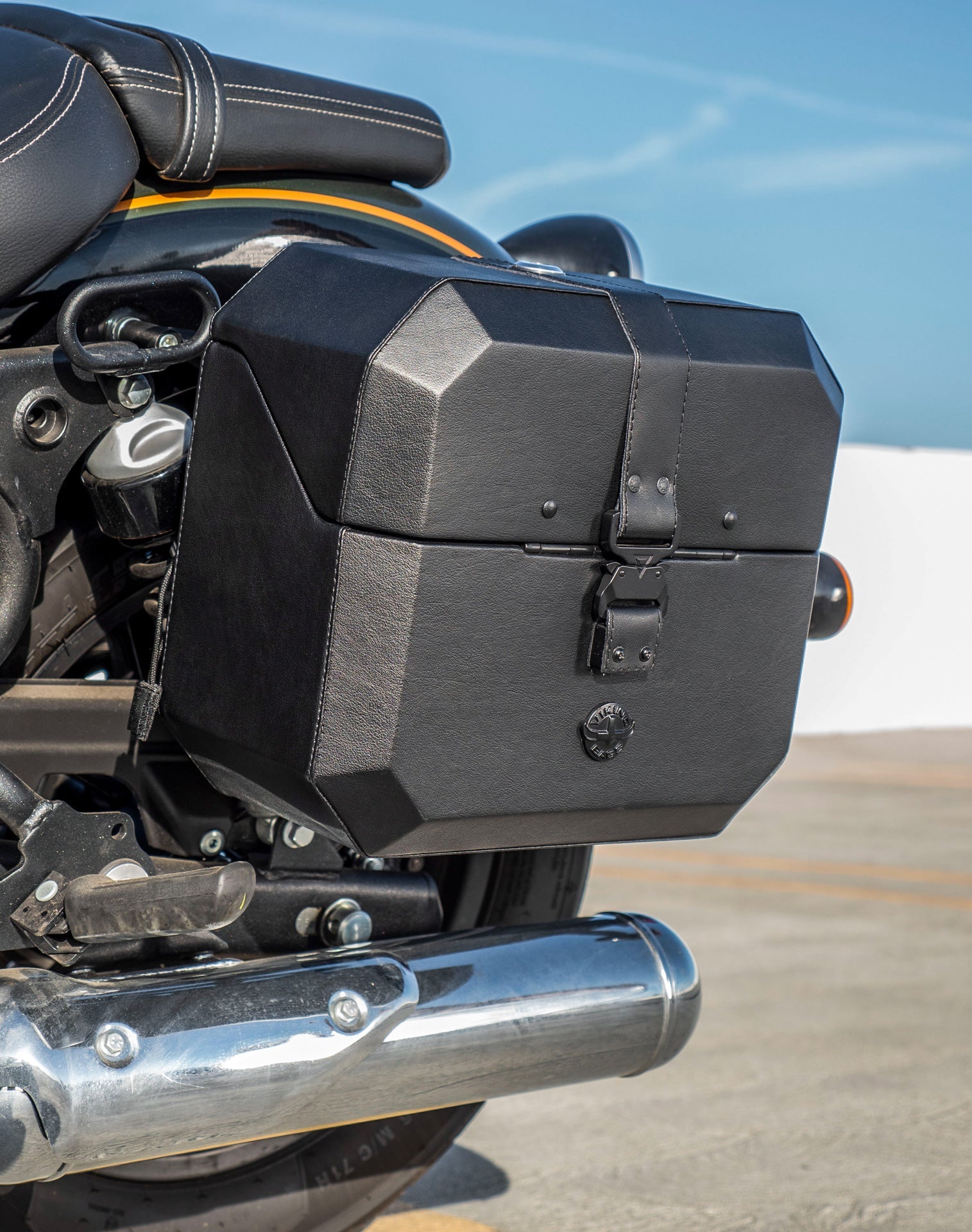 20L - Outlaw Quick-Mount Small Royal Enfield Super Meteor 650 Leather Wrapped Hard Alforjas