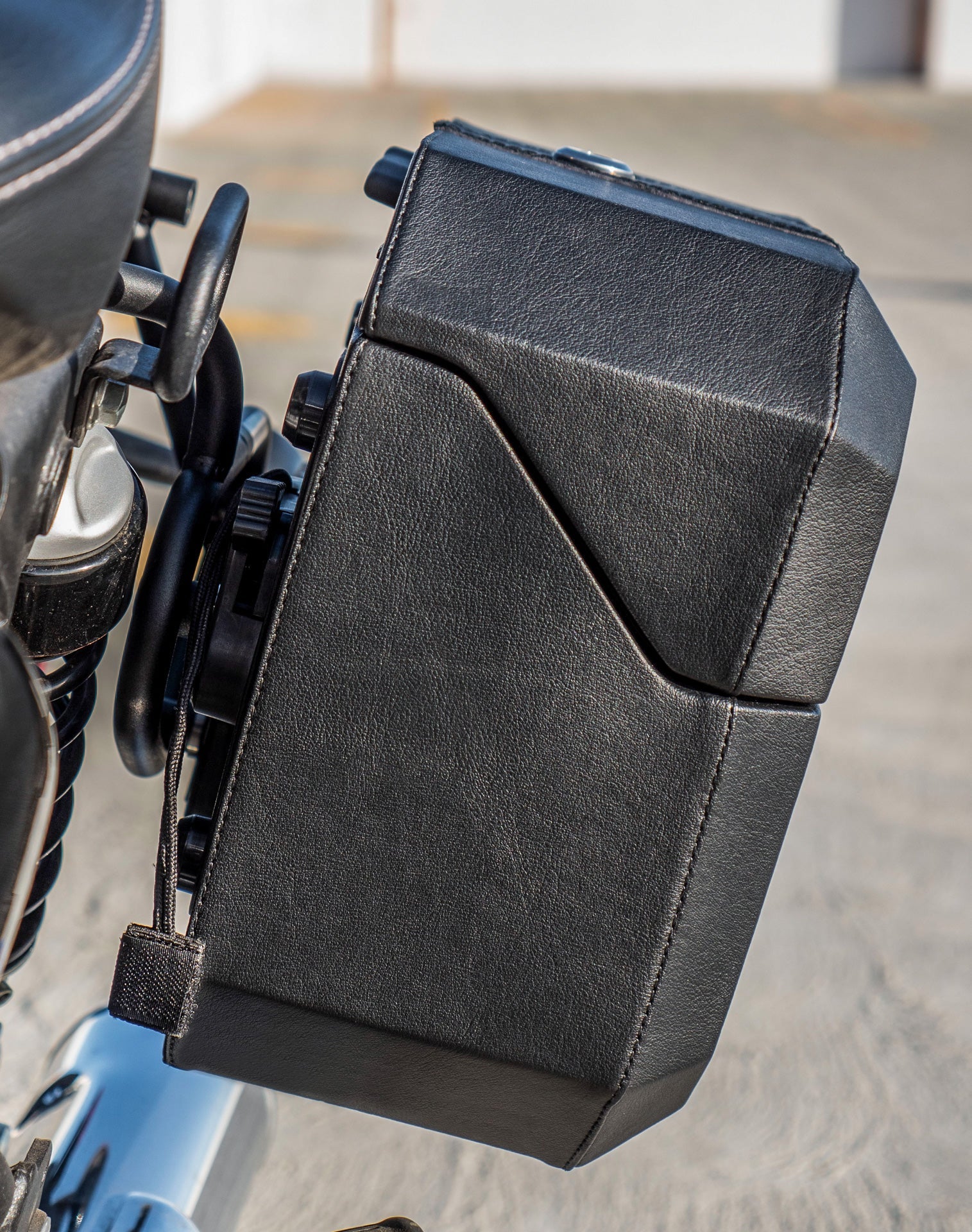 20L - Outlaw Quick-Mount Small Royal Enfield Super Meteor 650 Leather Wrapped Hard Alforjas