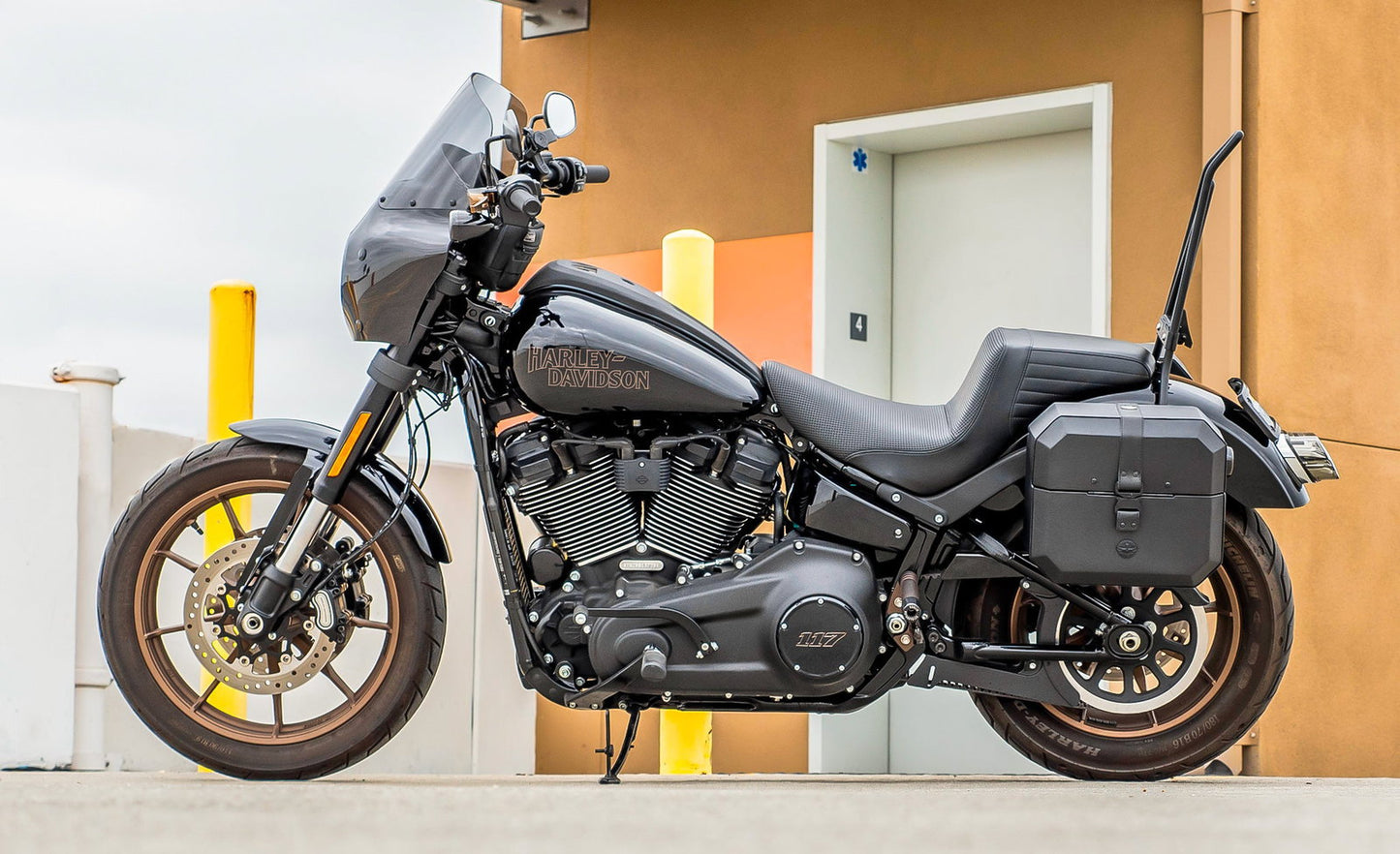20L - Outlaw Quick-Mount Small Harley Softail Low Rider S FXLRS Leather Wrapped Hard Alforjas