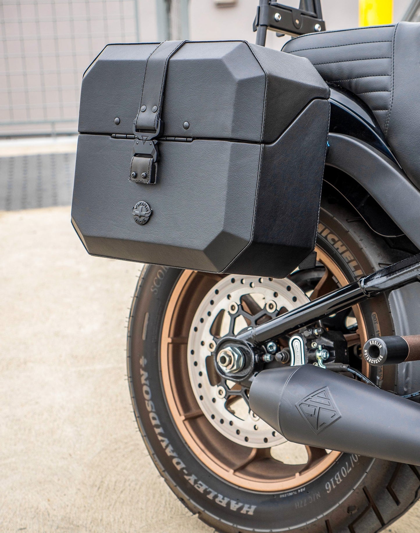 20L - Outlaw Quick-Mount Small Harley Softail Low Rider S FXLRS Leather Wrapped Hard Alforjas