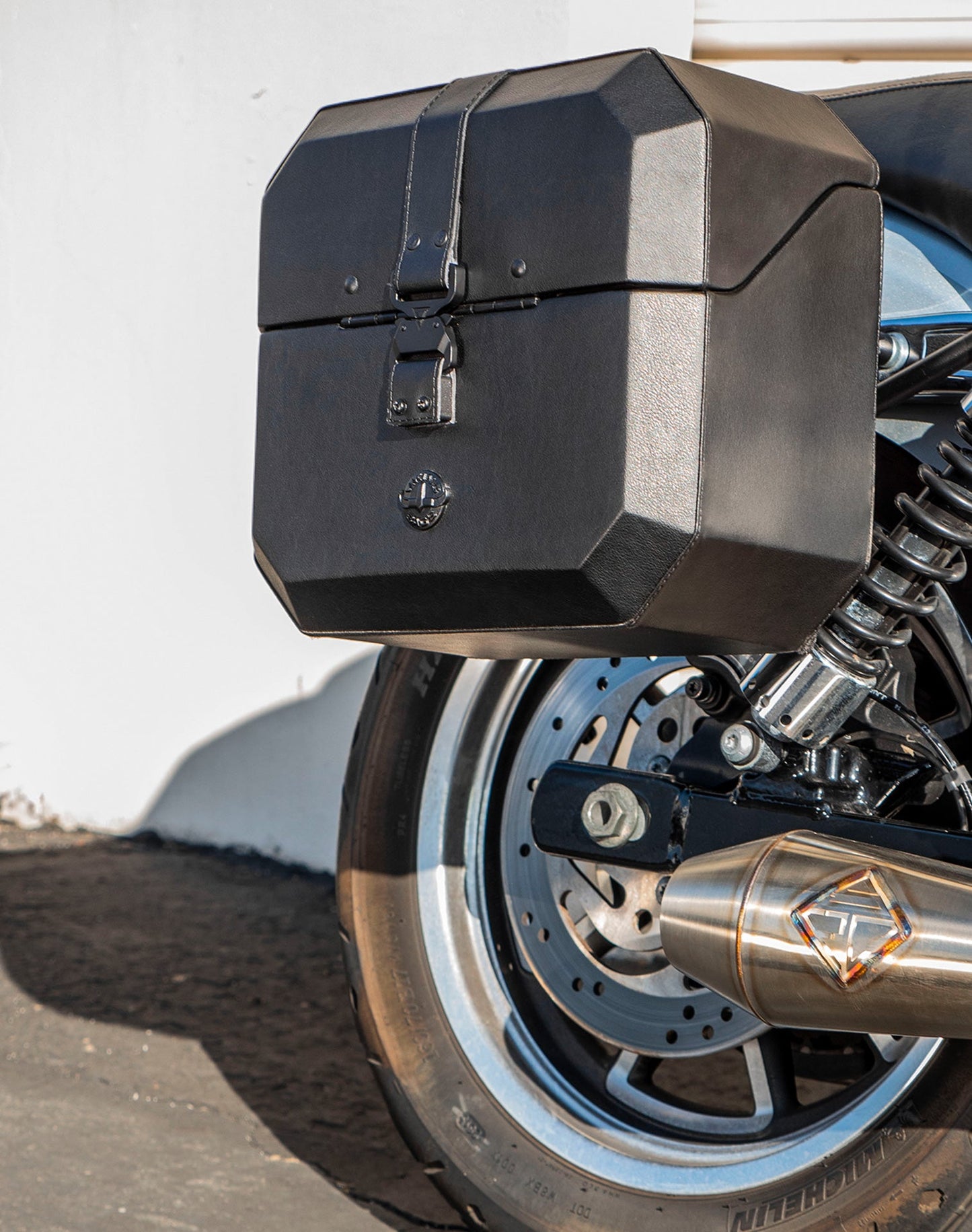 20L - Outlaw Quick-Mount Small Harley Dyna Low Rider FXDL Leather Wrapped Hard Alforjas