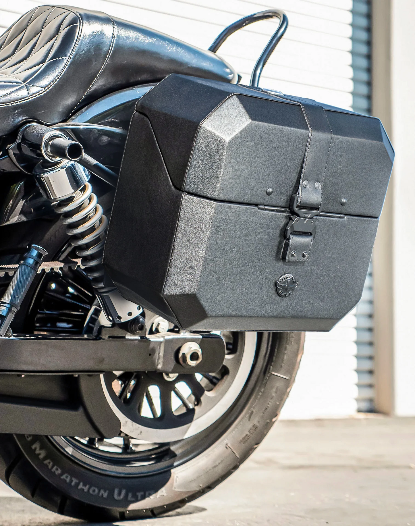 20L - Outlaw Quick-Mount Small Harley Dyna Wide Glide FXDWG Leather Wrapped Hard Alforjas