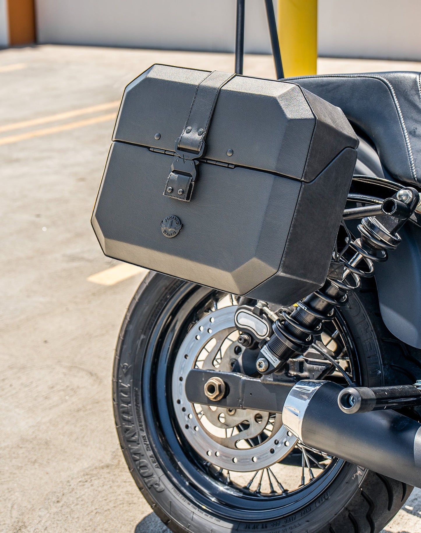 20L - Outlaw Quick-Mount Small Harley Dyna Street Bob FXDB Leather Wrapped Hard Alforjas