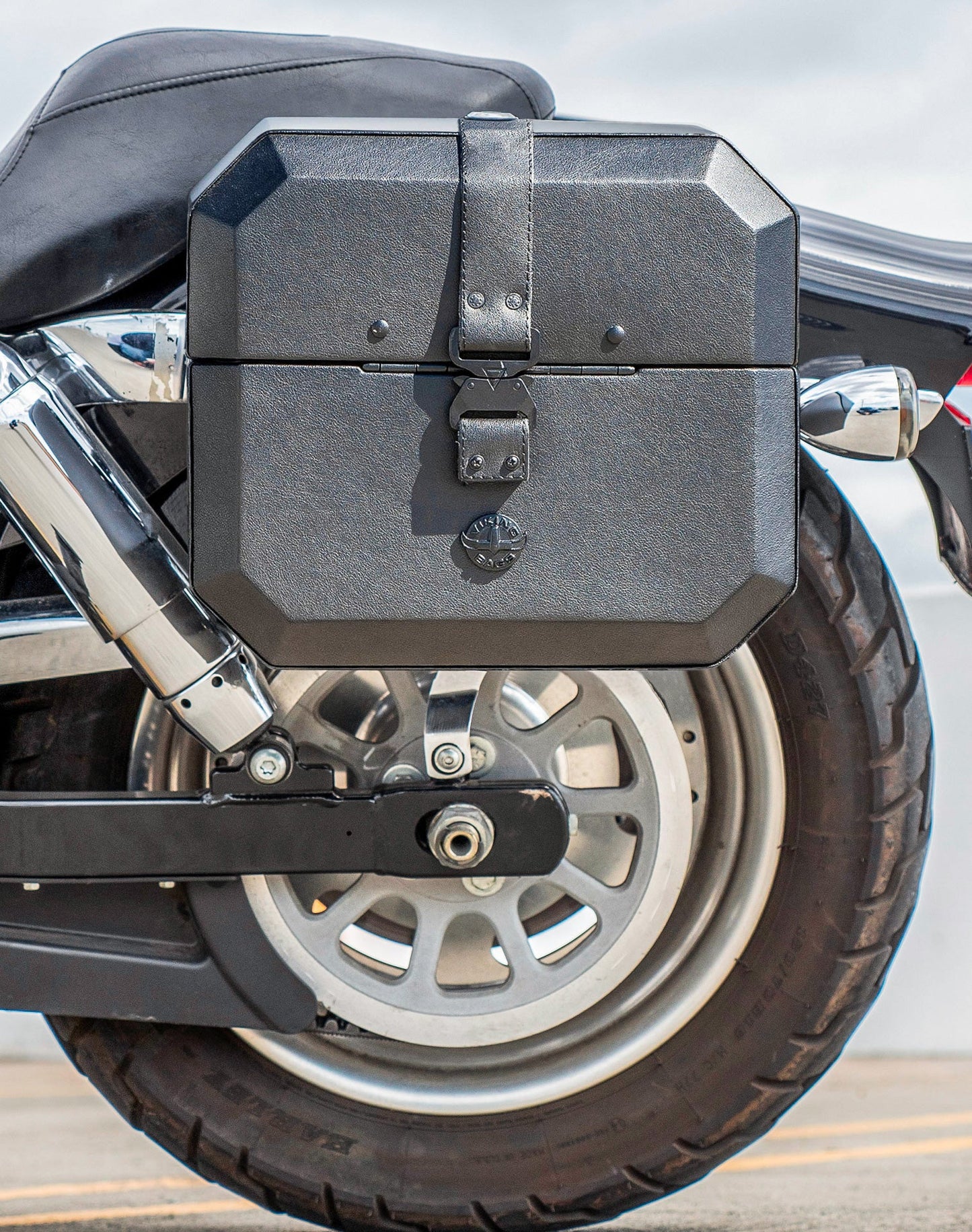 20L - Outlaw Quick-Mount Small Harley Dyna Fat Bob FXDF Leather Wrapped Hard Alforjas