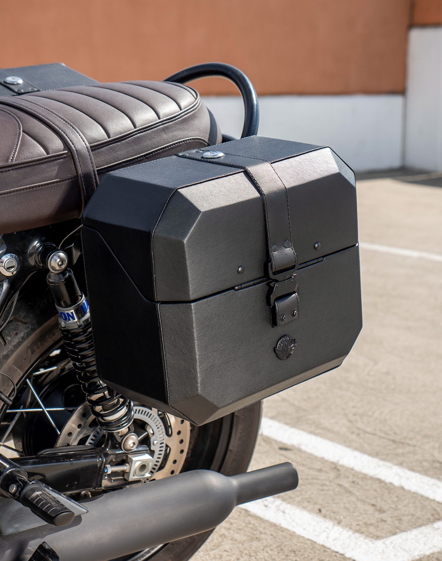 20L - Outlaw Quick-Mount Small Triumph Bonneville T120 Leather Wrapped Hard Alforjas