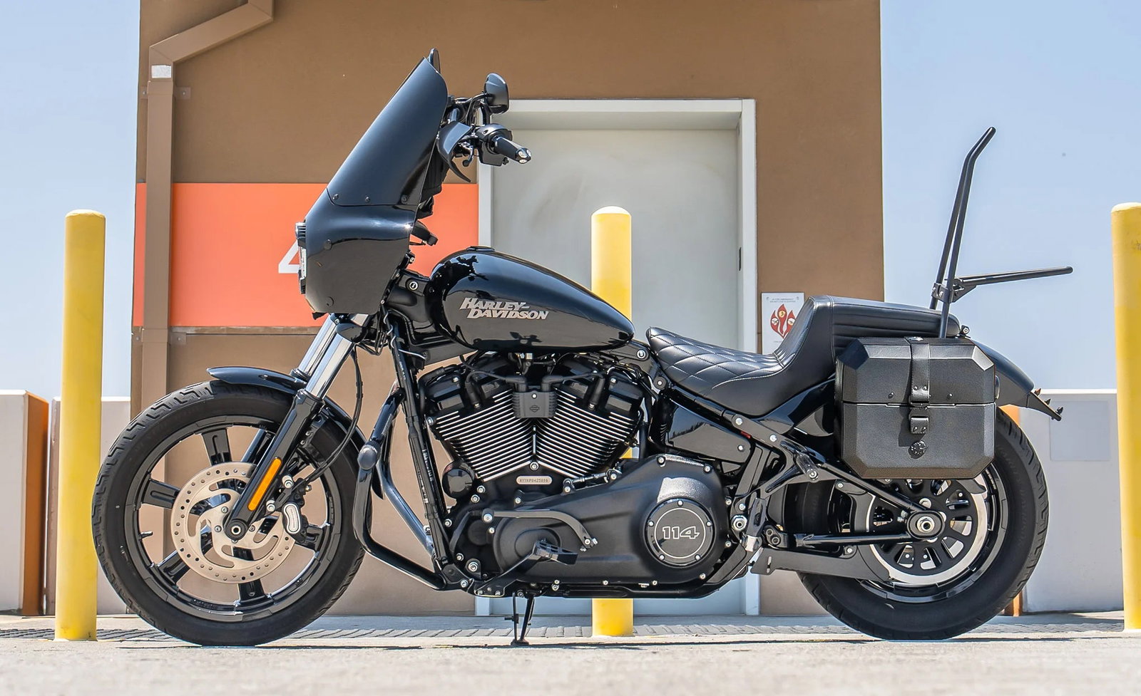 20L - Outlaw Quick-Mount Small Harley Softail Street Bob Leather Wrapped Hard Alforjas