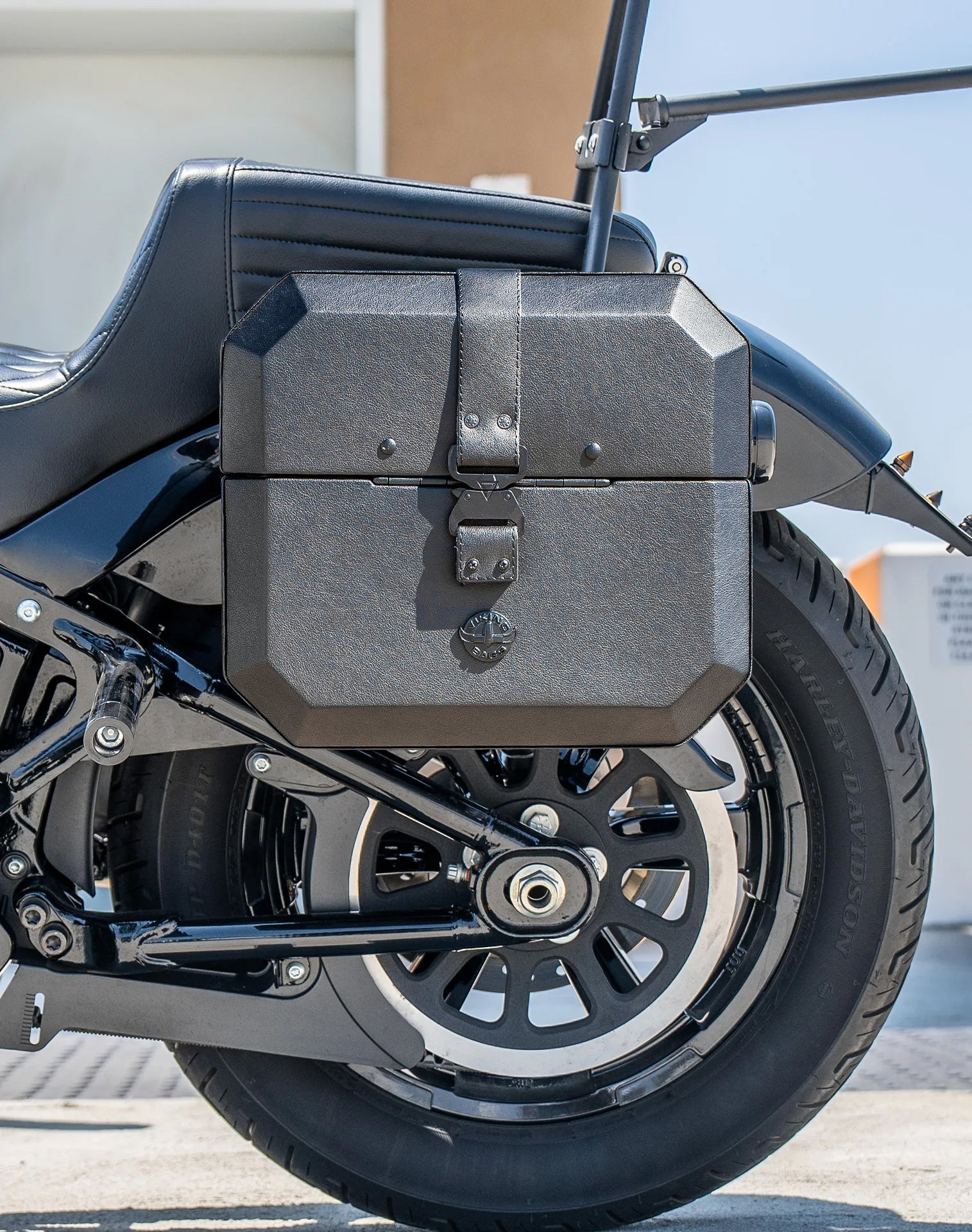 20L - Outlaw Quick-Mount Small Harley Softail Street Bob Leather Wrapped Hard Alforjas
