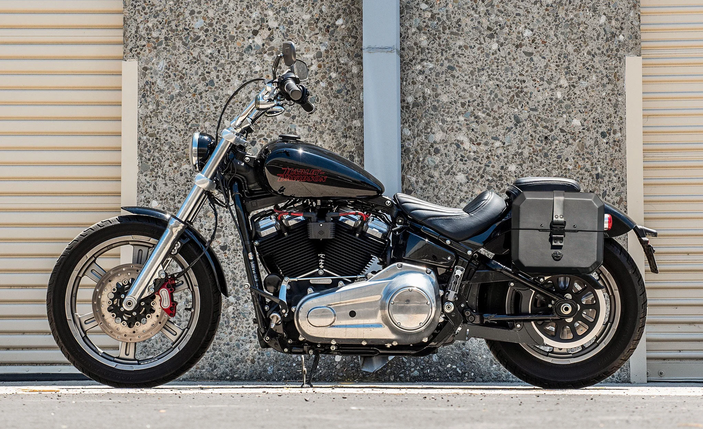 20L - Outlaw Quick-Mount Small Harley Softail Standard FXST Leather Wrapped Hard Alforjas