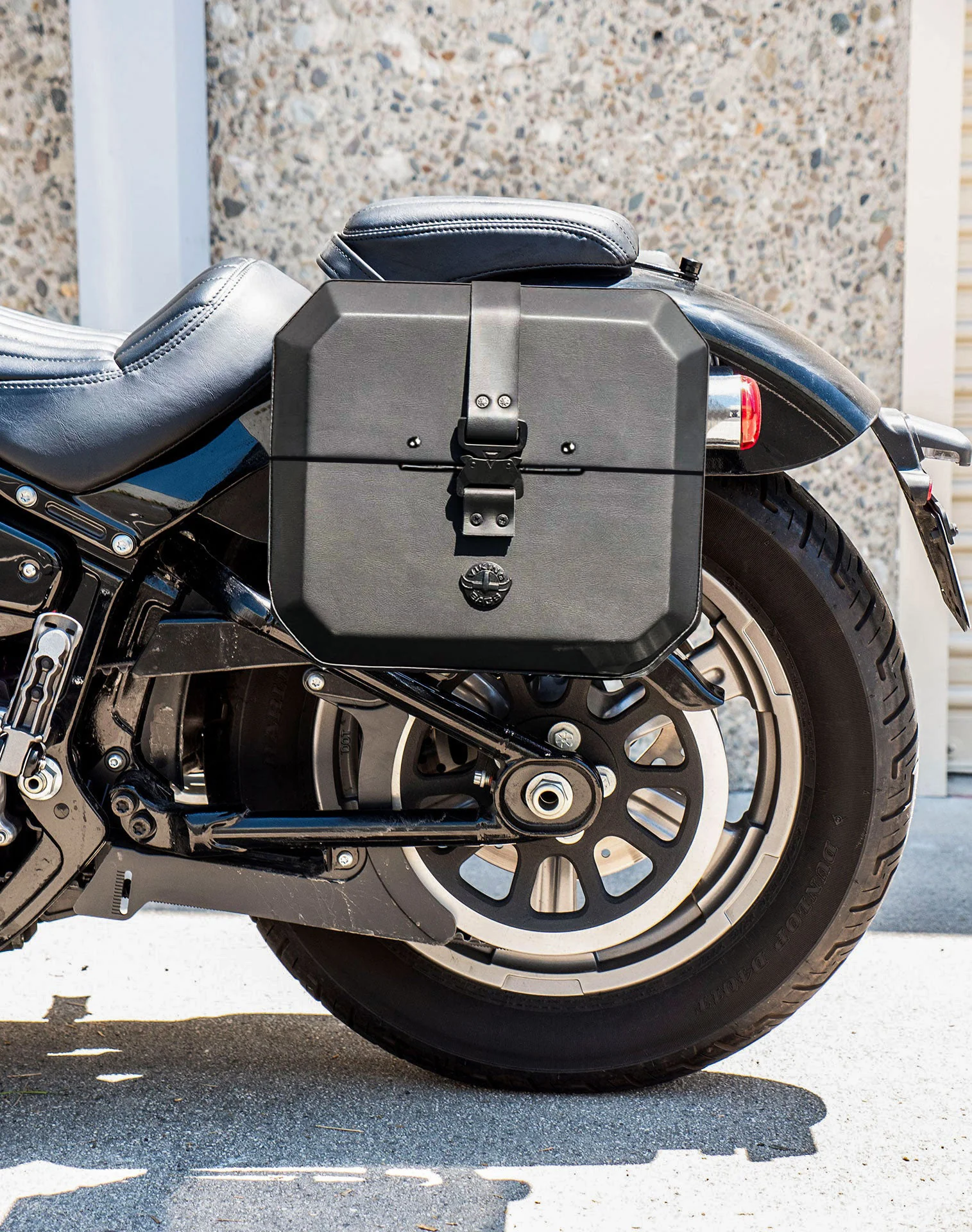20L - Outlaw Quick-Mount Small Harley Softail Standard FXST Leather Wrapped Hard Alforjas