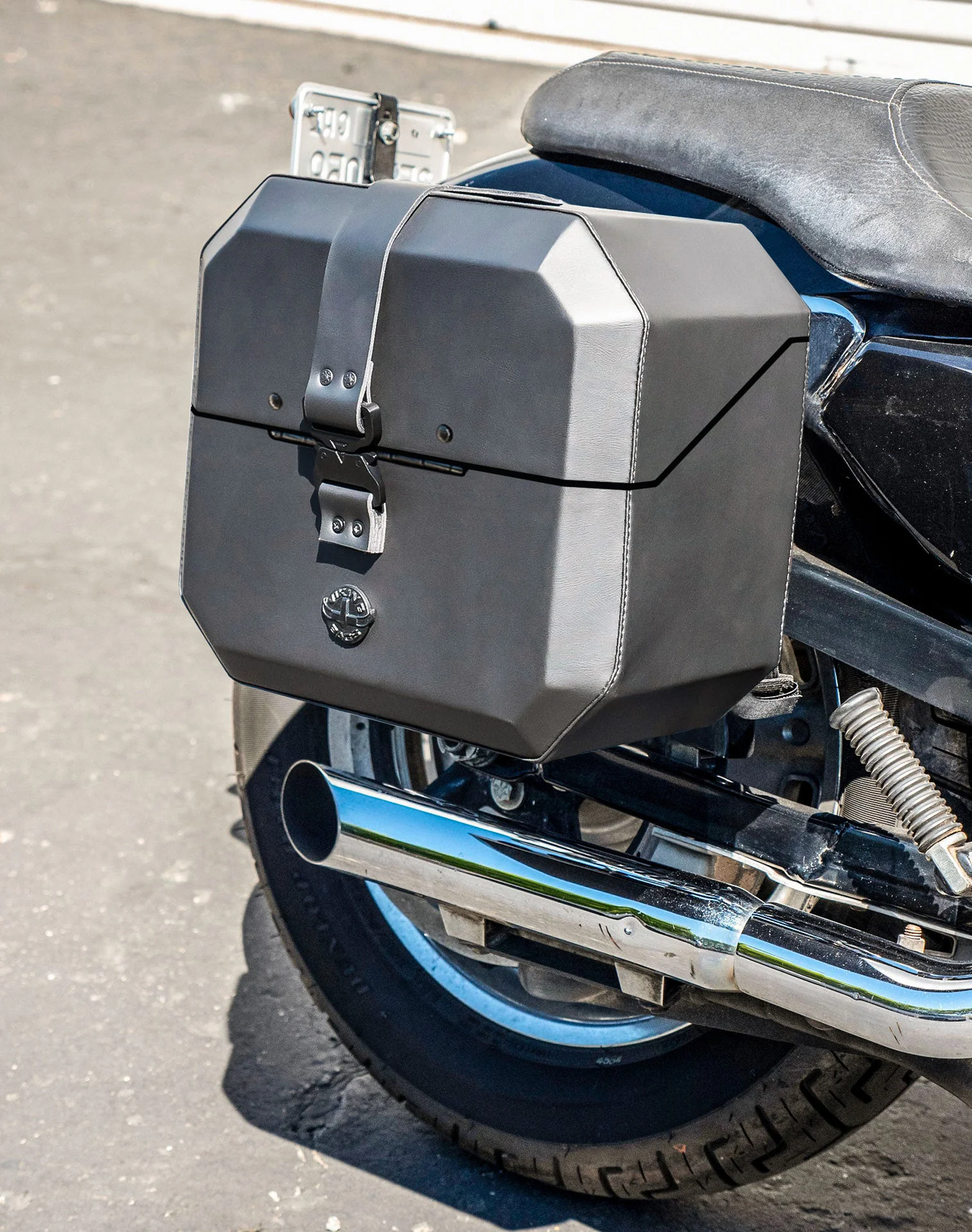 20L - Outlaw Quick-Mount Small Harley Sportster 1200 Custom XL1200C Leather Wrapped Hard Alforjas