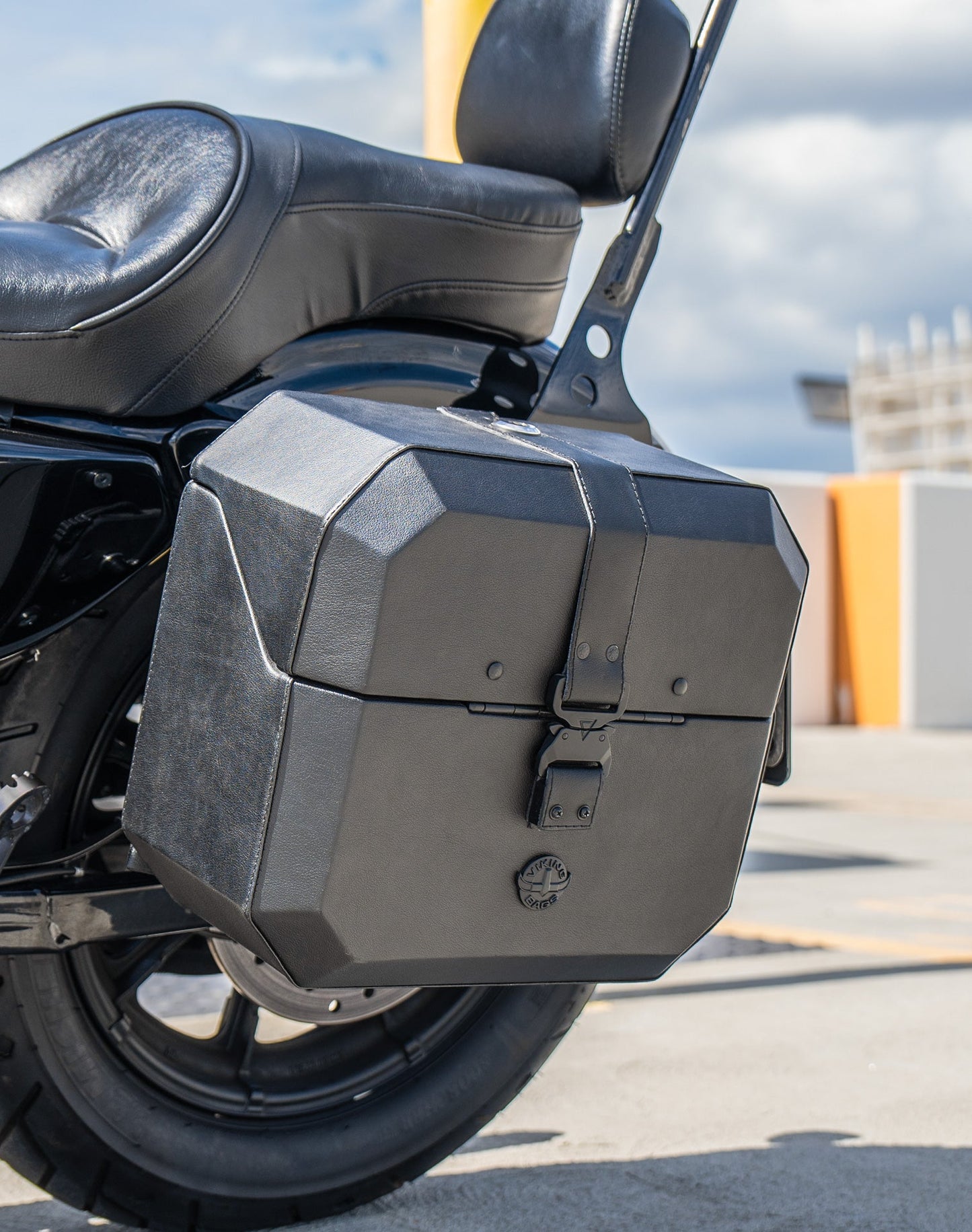 20L - Outlaw Quick-Mount Small Harley Sportster Iron 1200 XL1200NS Leather Wrapped Hard Alforjas
