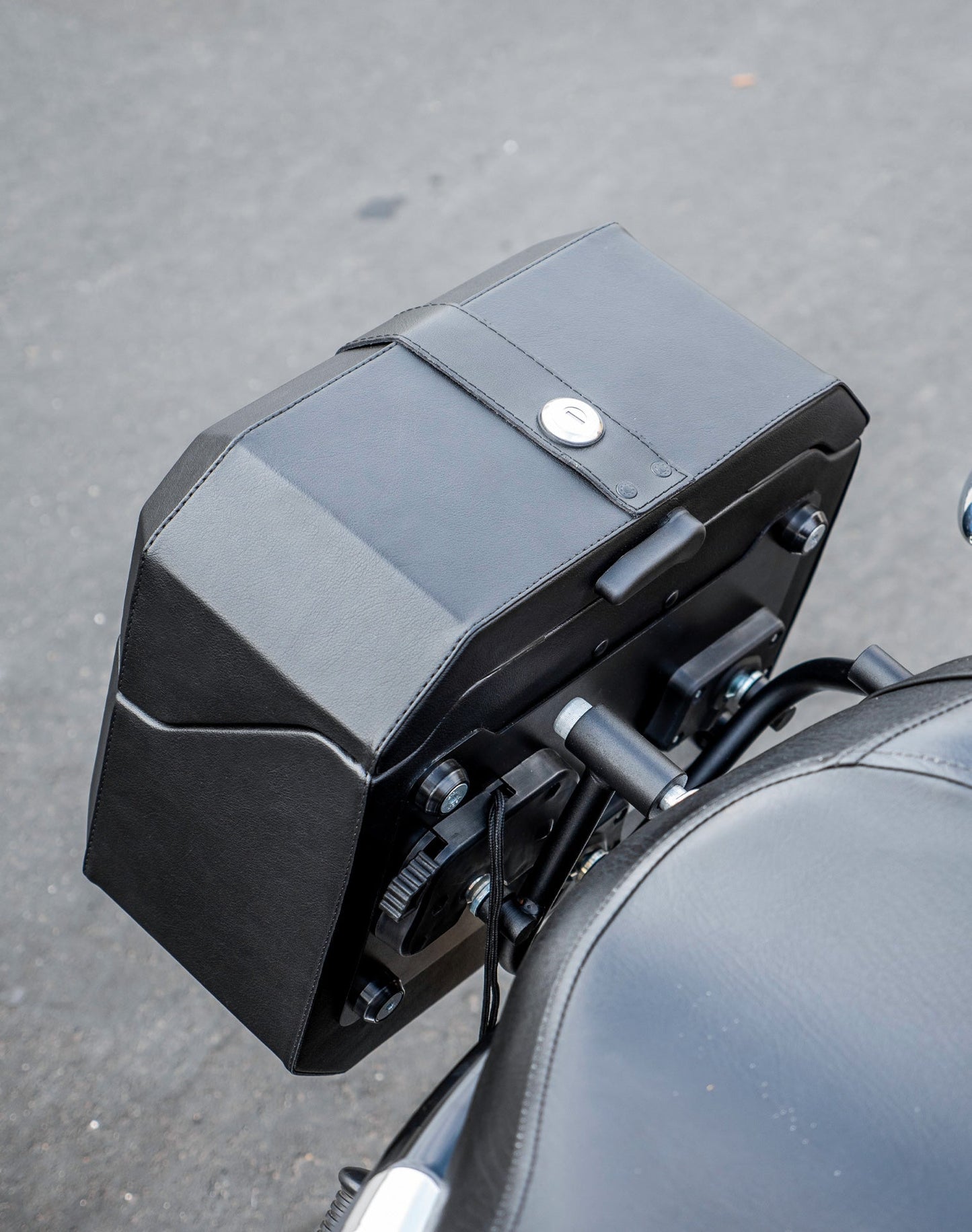 20L - Outlaw Quick-Mount Small Harley Sportster 1200 Low XL1200L Leather Wrapped Hard Alforjas