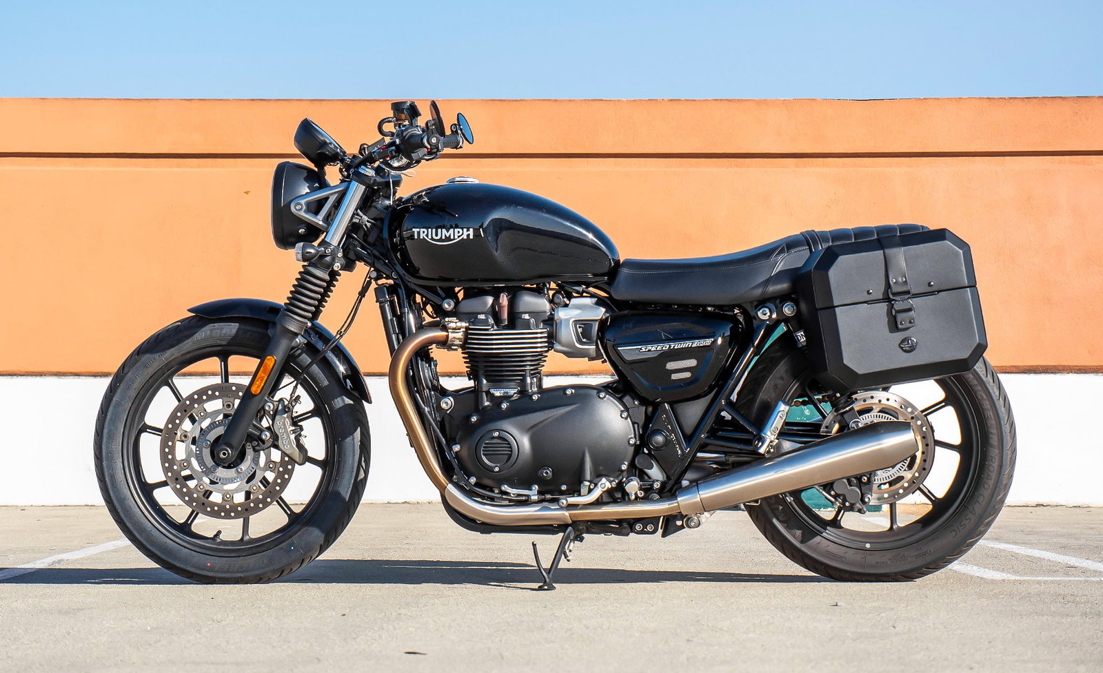 20L - Outlaw Quick-Mount Small Triumph Street Twin 900 (2016-21) Leather Wrapped Hard Alforjas