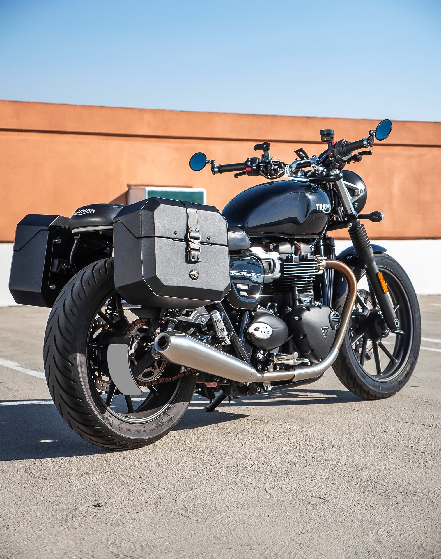 20L - Outlaw Quick-Mount Small Triumph Street Twin 900 (2016-21) Leather Wrapped Hard Alforjas