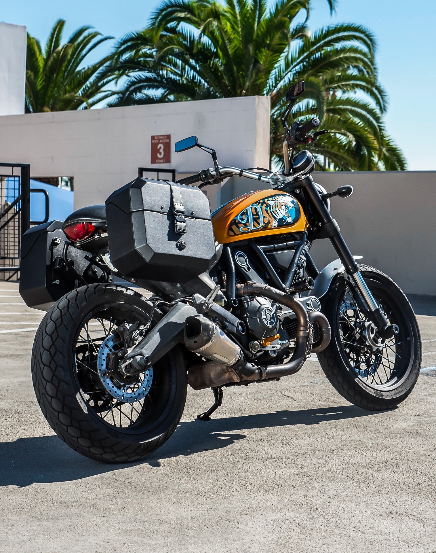 20L - Outlaw Quick-Mount Small Ducati Scrambler (2014-17) Leather Wrapped Hard Alforjas