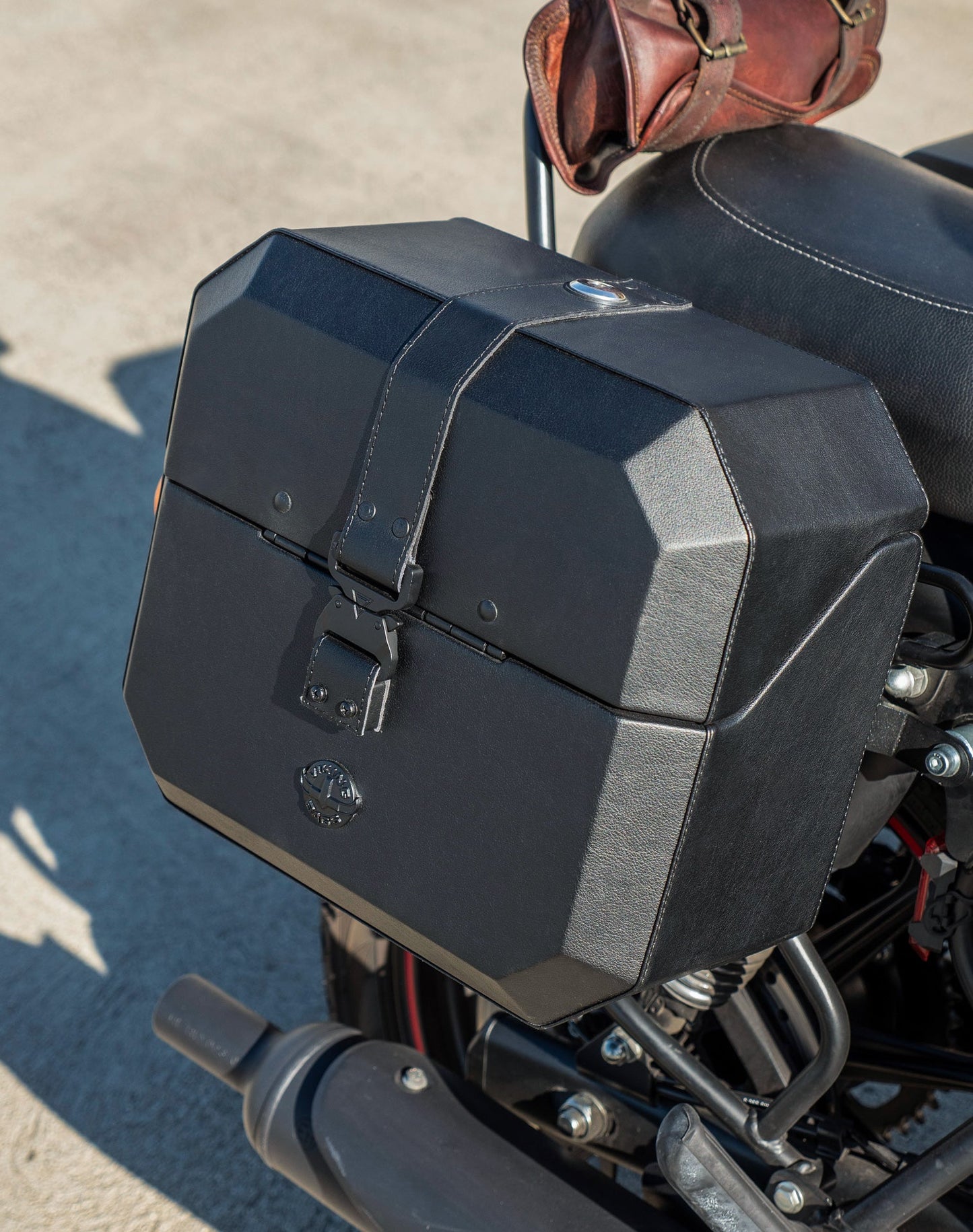 20L - Outlaw Quick-Mount Small Royal Enfield Classic 350 Leather Wrapped Hard Alforjas
