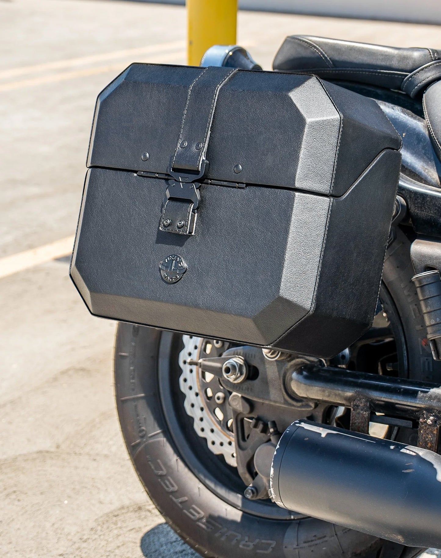 20L - Outlaw Quick-Mount Small Yamaha Bolt Specific Leather Wrapped Hard Alforjas