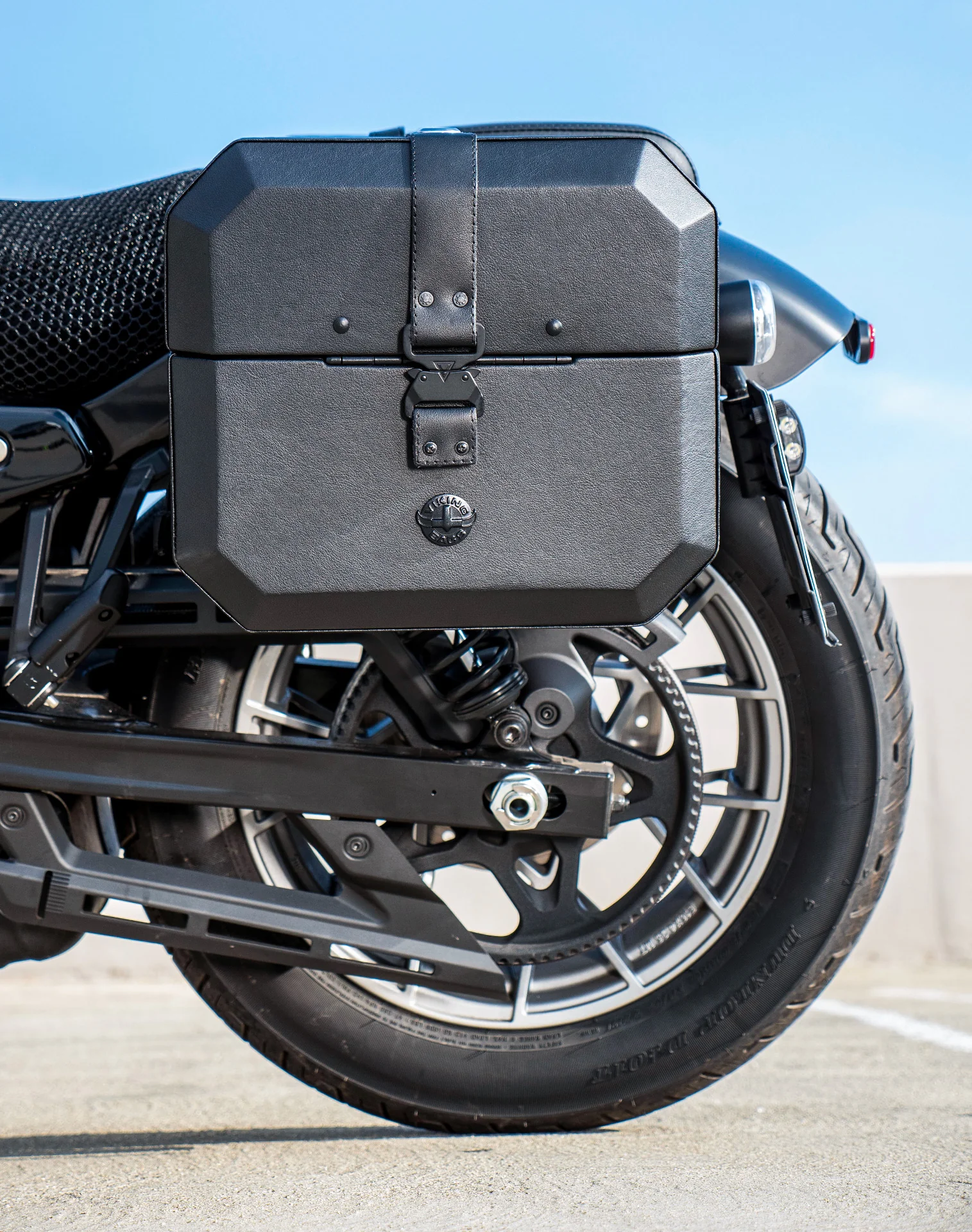 20L - Outlaw Quick-Mount Small Harley Sportster Nightster RH975/S Leather Wrapped Hard Alforjas