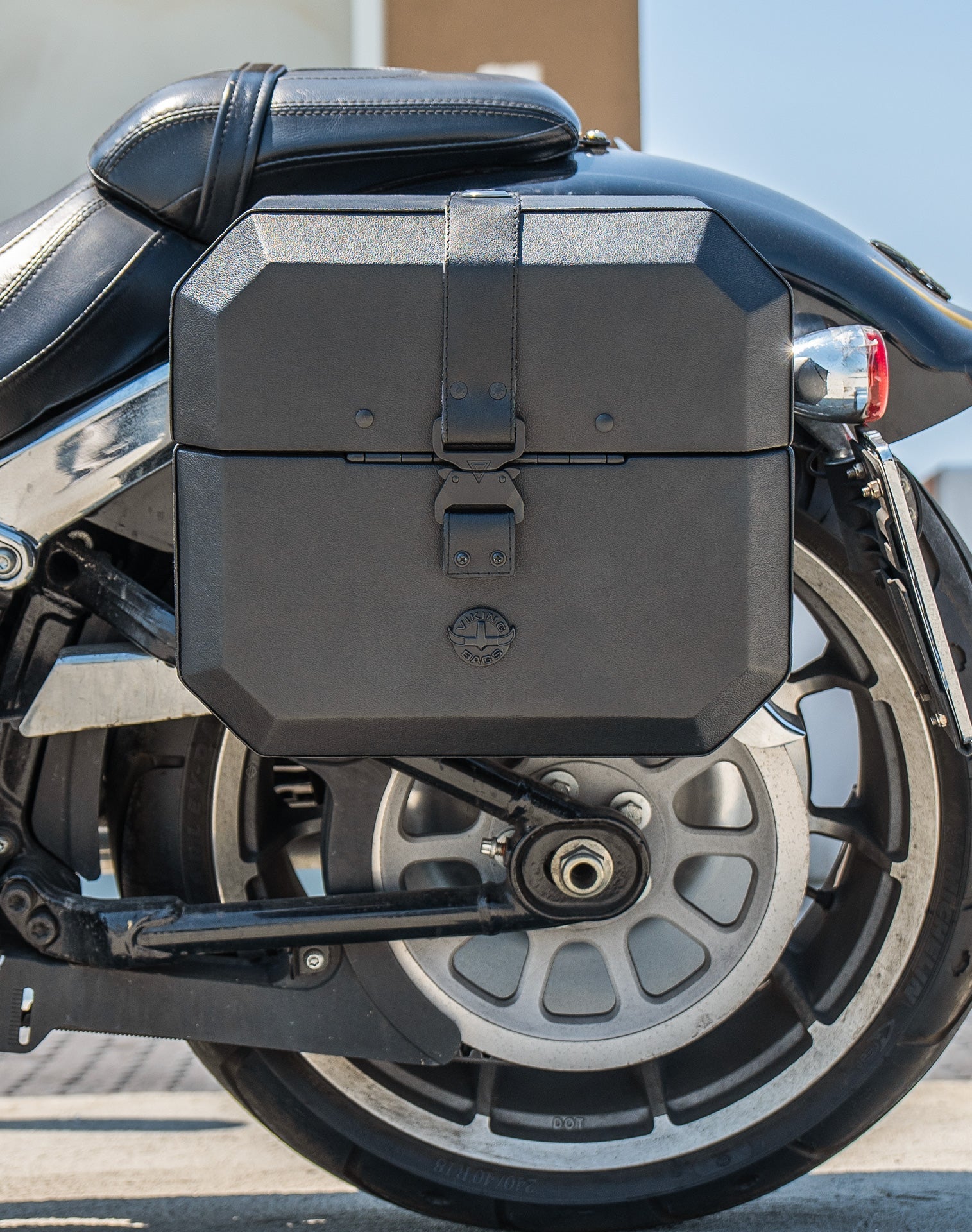 20L - Outlaw Quick-Mount Small Harley Softail Fat Boy FLFB/S Leather Wrapped Hard Alforjas