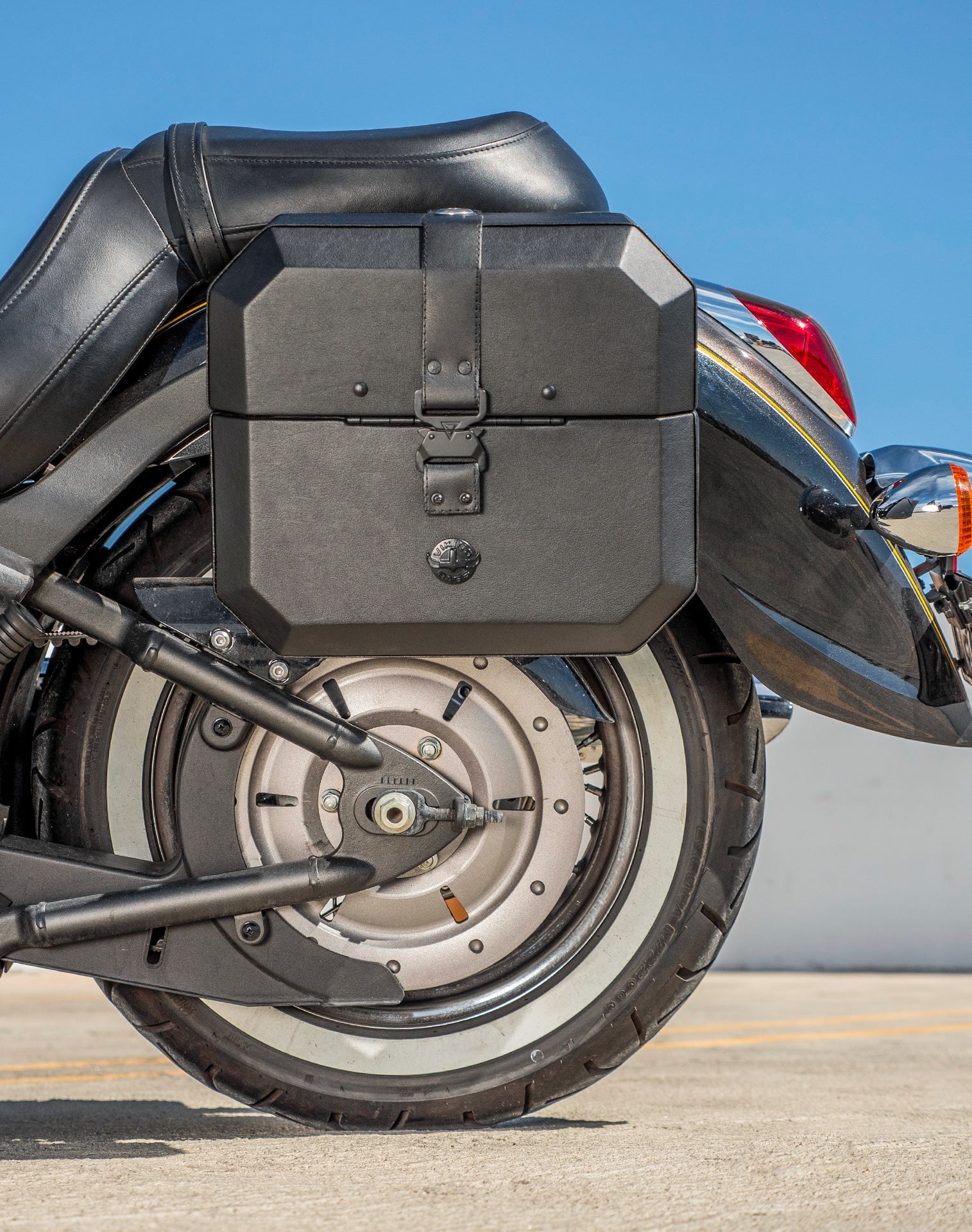 20L - Outlaw Quick-Mount Small Kawasaki Vulcan 900 Classic VN900 Leather Wrapped Hard Alforjas
