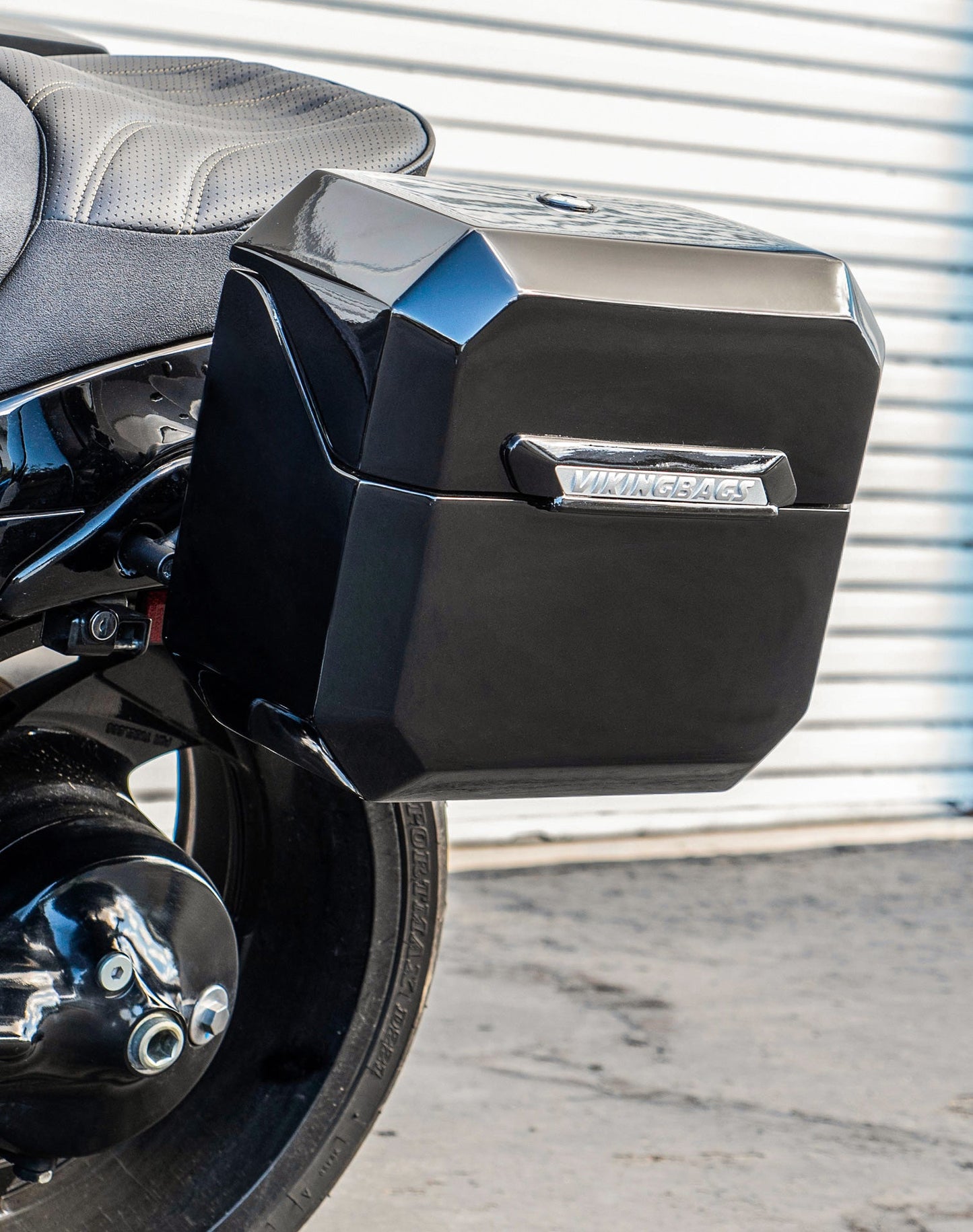 20L - Outlaw Quick-Mount Small Suzuki Boulevard M109 VZR1800 Painted Hard Alforjas