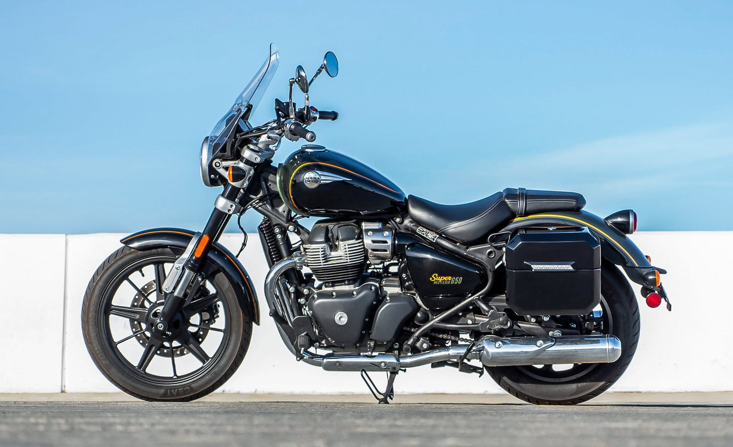 20L - Outlaw Quick-Mount Small Royal Enfield Super Meteor 650 Painted Hard Alforjas