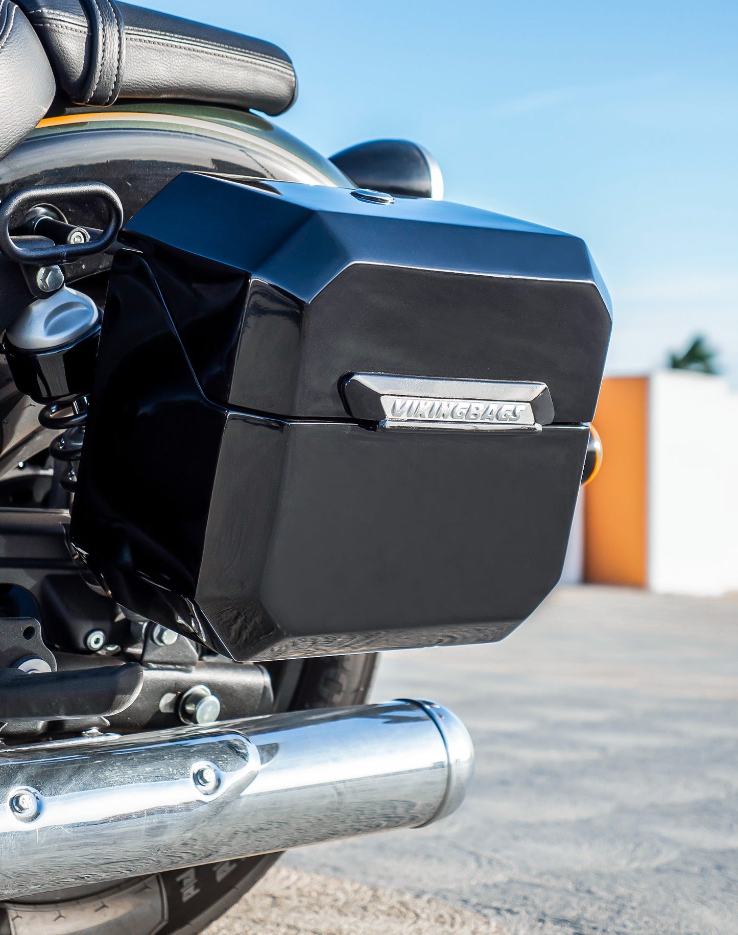 20L - Outlaw Quick-Mount Small Royal Enfield Super Meteor 650 Painted Hard Alforjas