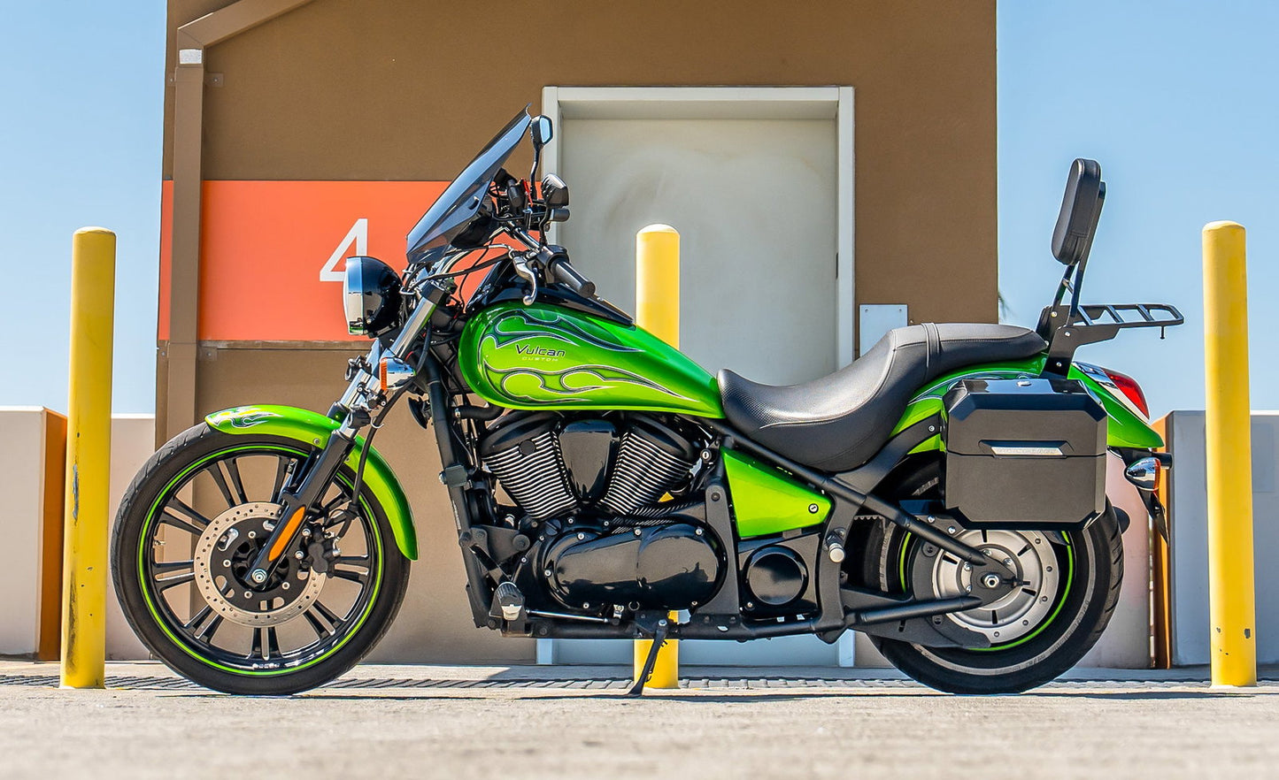 20L - Outlaw Quick-Mount Small Kawasaki Vulcan 900 Custom Painted Hard Alforjas
