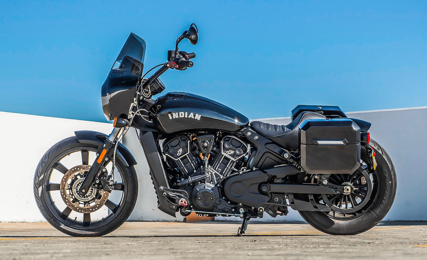 20L - Outlaw Quick-Mount Small Indian Scout Bobber Painted Hard Alforjas